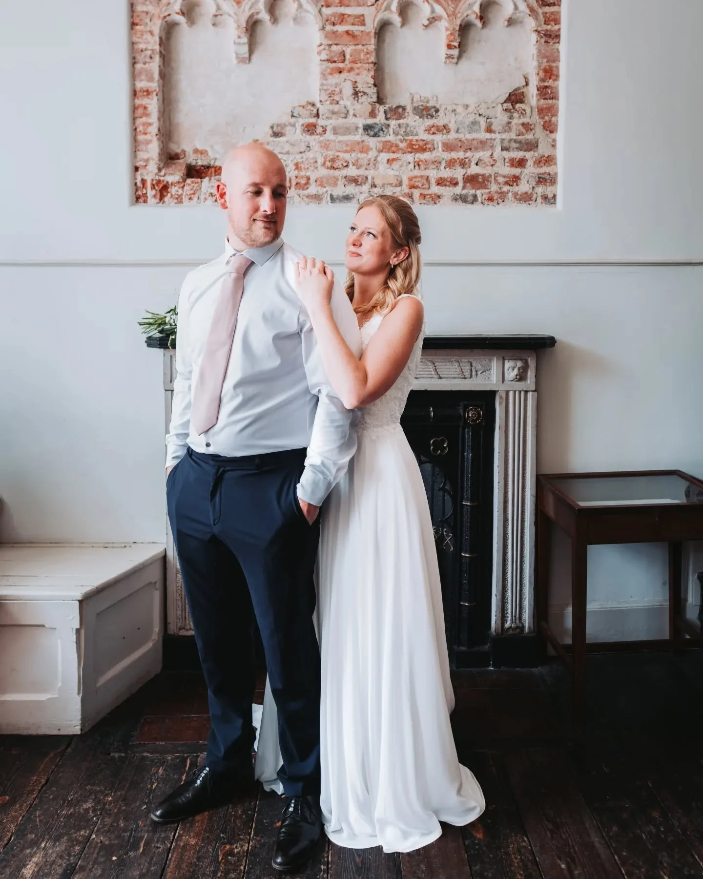 Kelly &amp; Tommy 🤍 Thirty degrees, Maldon in full summer bloom, and two people absolutely made for each other!

Moot Hall never disappoints as a backdrop but honestly it was the quiet moments between these two that made the day. That's what I'm alw