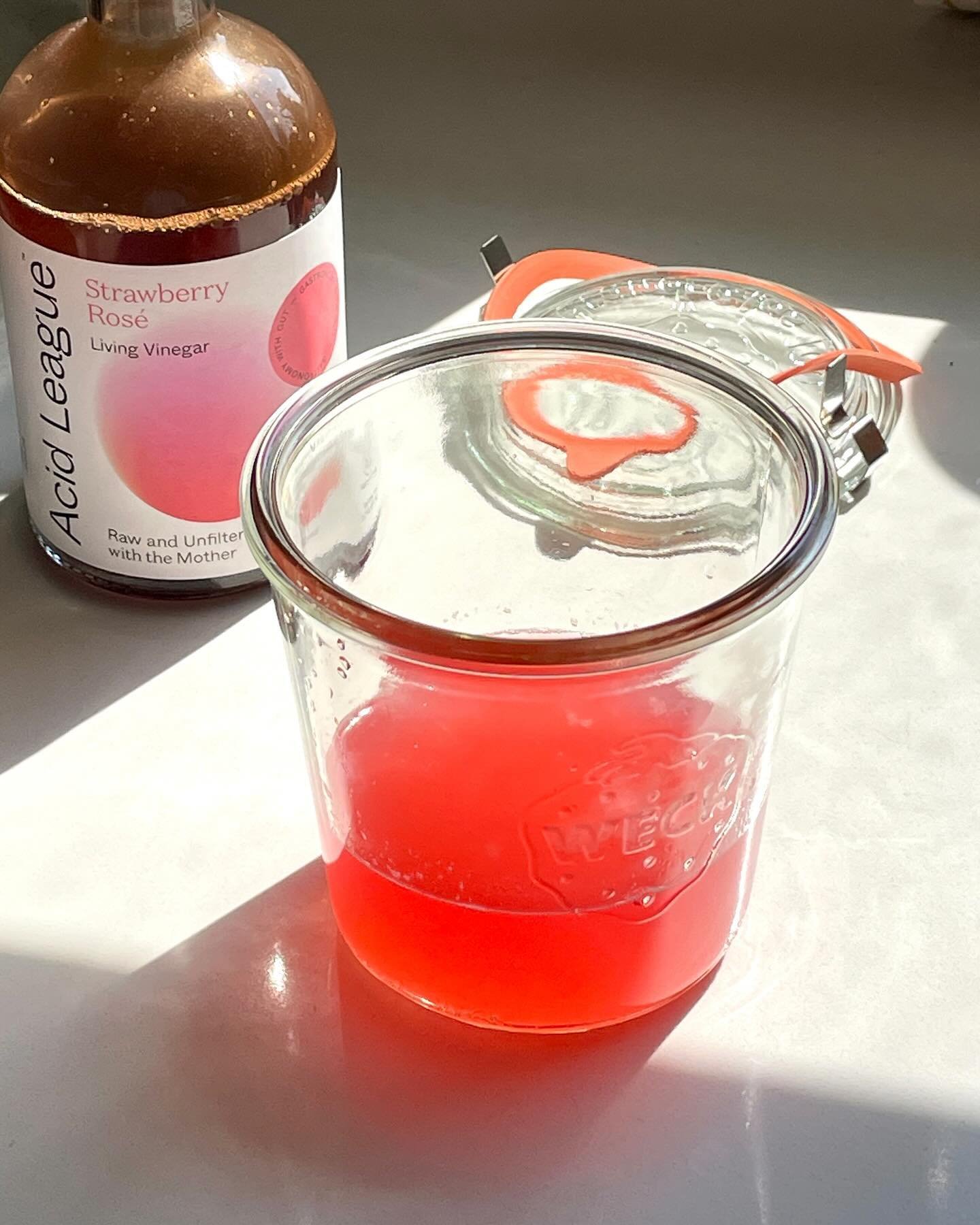 Officially rhubarb girl summer✨

We received a whole whack of rhubarb this weekend, so we started off the season by making a vibrant pink rhubarb simple syrup for a refreshing non-alc spritz to ring in the warm weather💅🏼

Kept the spritz simple by 