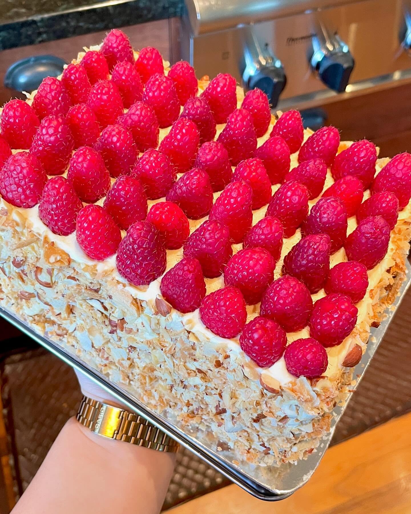 XTRA TART RASPBERRY LEMON CURD NAPOLEON CAKE🤩

A million layers (we counted - swipe for reveal) of puff pastry, cr&egrave;me diplomat, and super tart lemon curd, topped with fresh raspberries🍋

The lemon curd recipe we used felt a little too sweet,