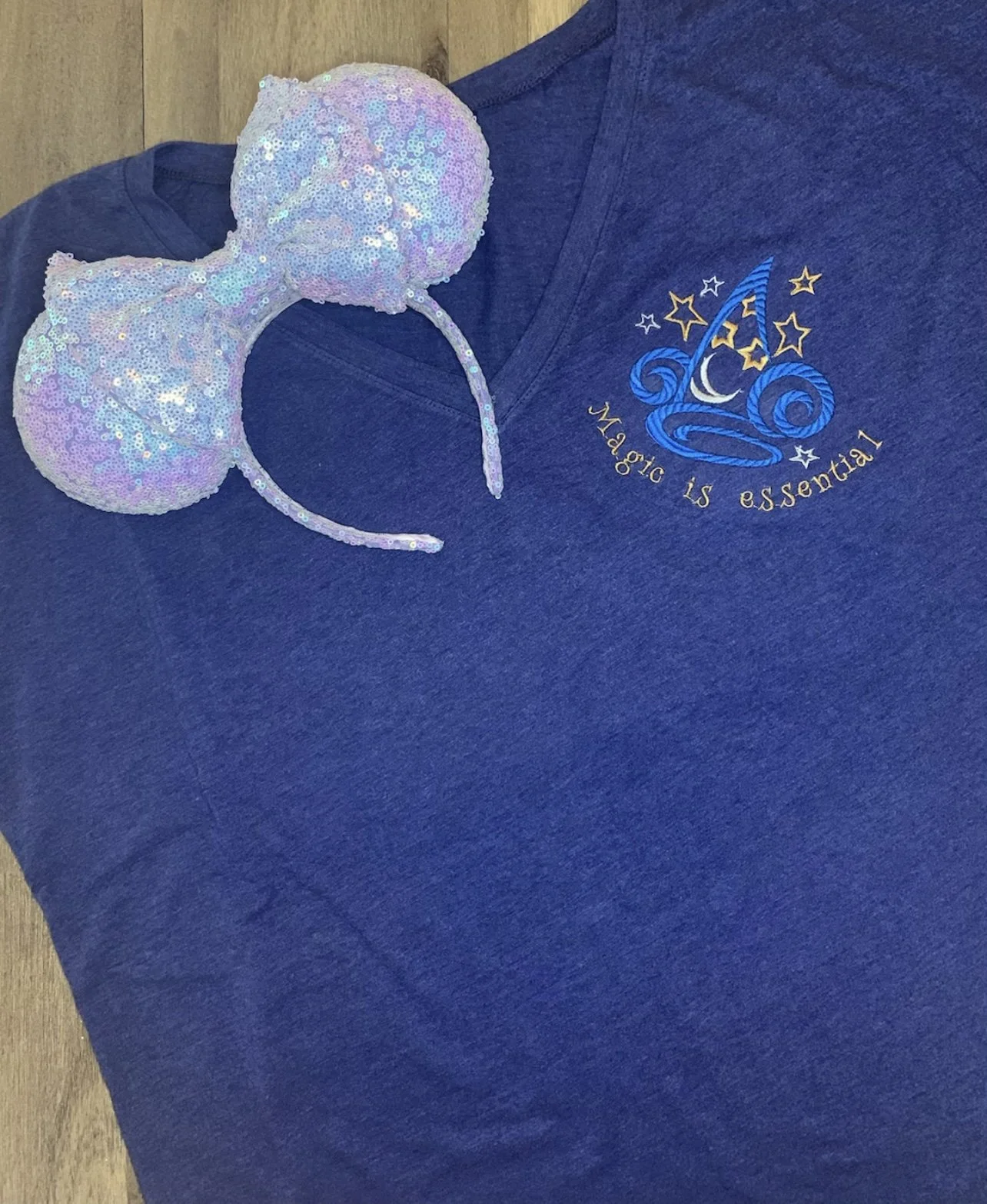 Magic is essential Women's V-Neck Tee