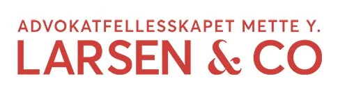 Logo for Advokatfellesskapet Mette Y. Larsen og Co i rød typografi, med navnet skrevet i store og små bokstaver på hvit bakgrunn.