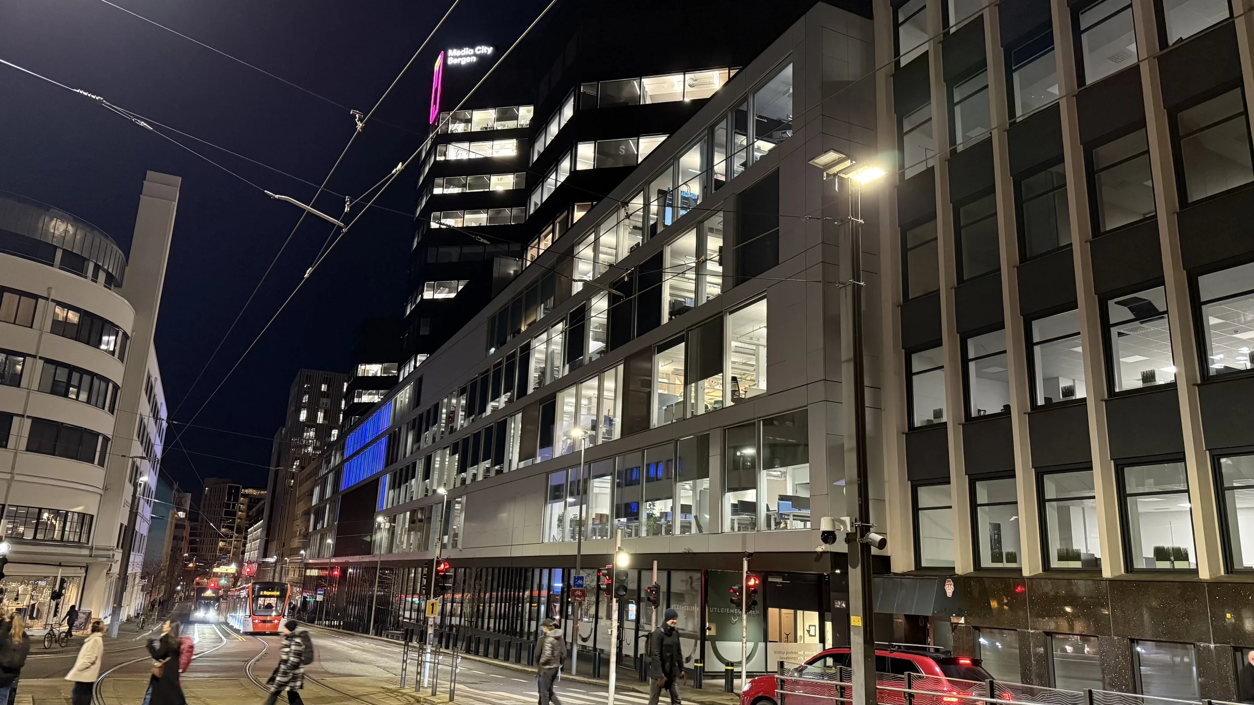 Media City Bergen fotografert om kvelden, med kontorlokaler og byliv i gatebildet – relatert til Privatgranskeren AS og privatetterforskning.