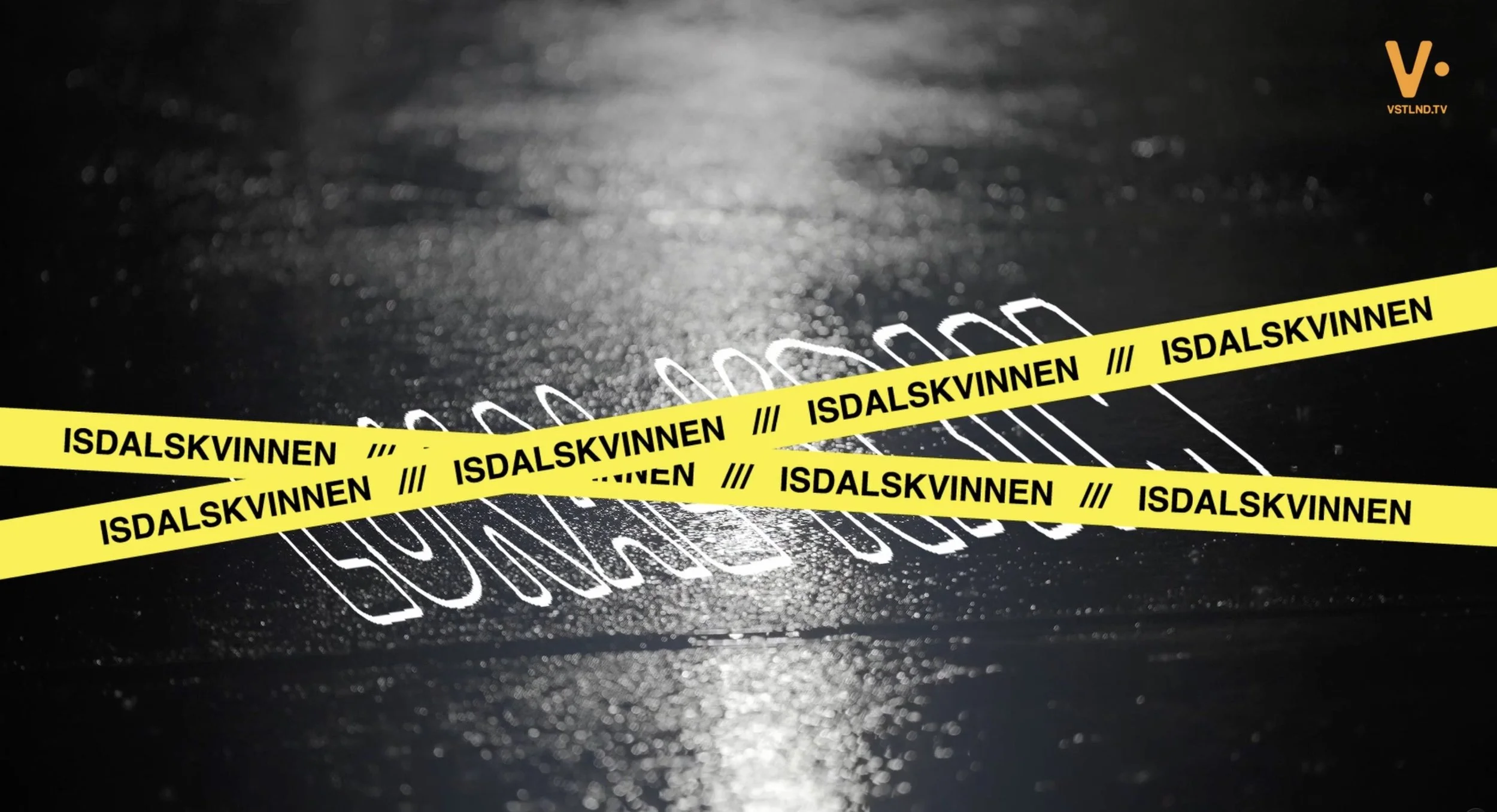Grafisk illustrasjon med gul sperrebånd‑design merket «ISDALSKVINNEN» over en mørk, våt bakgrunn med lyssilhuett. Logoen «V.» fra VSTLND.TV vises øverst i hjørnet.