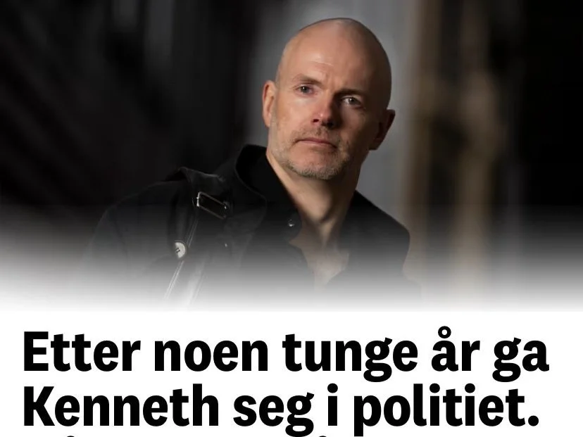 Person fotografert i mørkt miljø med frakk og skulderreim, over teksten «Etter noen tunge år ga Kenneth seg i politiet».