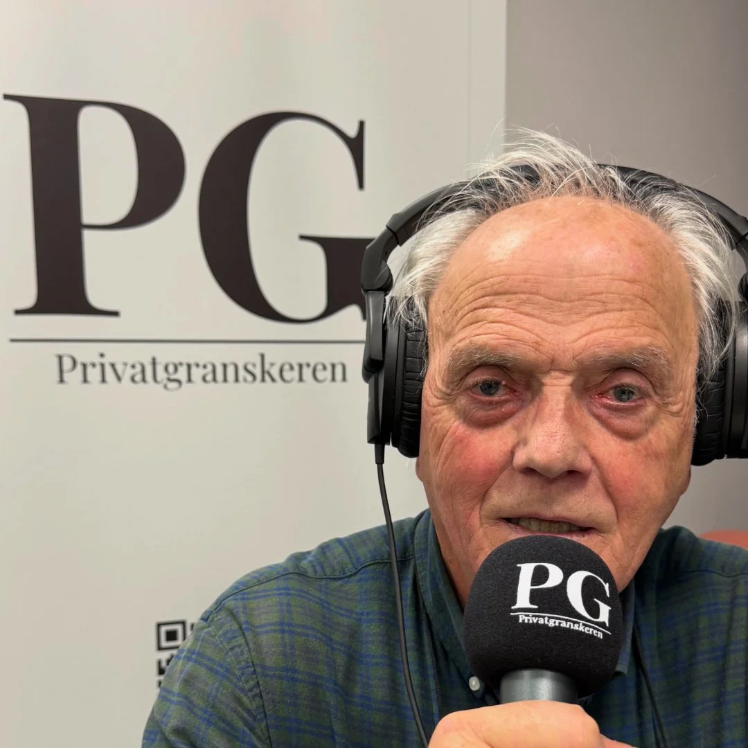 Person sitter i et podkastoppsett med store hodetelefoner og holder en mikrofon. I bakgrunnen vises et banner med bokstavene «PG» og teksten «Privatgranskeren». Bildet har et nøytralt studiopreg med jevn belysning.