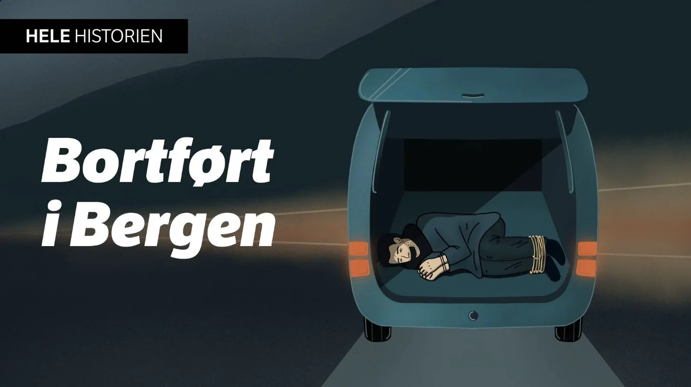 Illustrasjon fra NRK-serien «Hele historien» som viser en person liggende i bagasjerommet på en bil, med teksten «Bortført i Bergen».