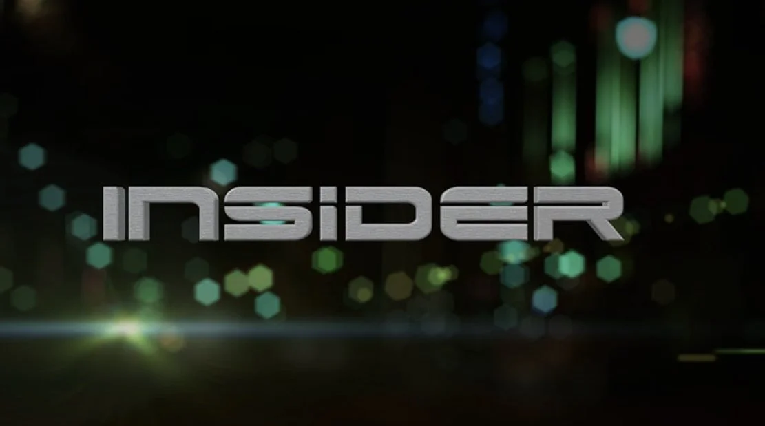Grafisk åpning fra TV‑programmet «Insider» med teksten INSIDER i metallic typografi, plassert foran en mørk bakgrunn med uskarpe lys og refleksjoner i grønt og blått.