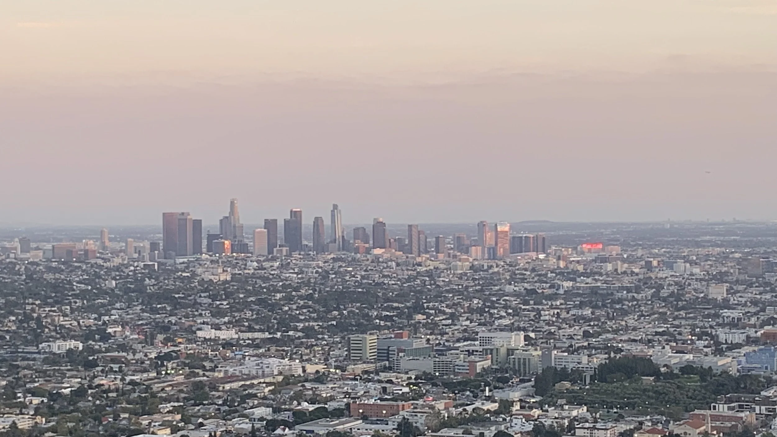 Los Angeles by i USA under kvelds sol himmel.
