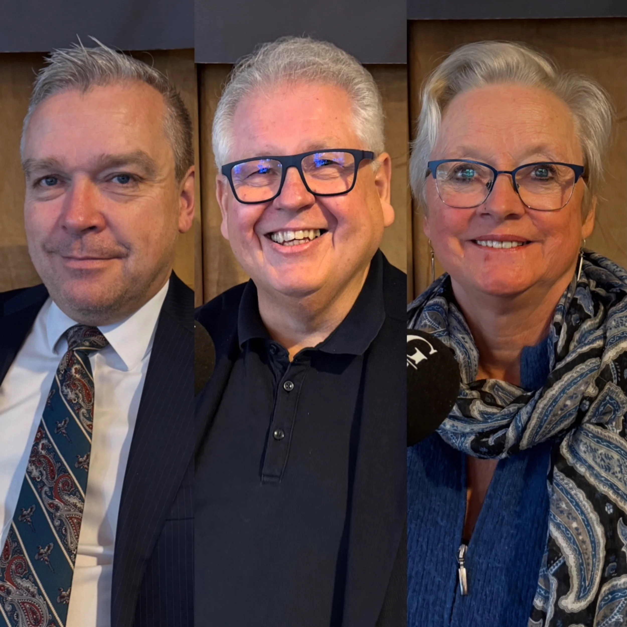 Tre personer sitter i et podkastoppsett foran en PG merket mikrofon. Den første personen har på seg dressjakke og mønstret slips, den neste en mørk poloskjorte, og den tredje en blå jakke med mønstret skjerf. Bakgrunnen består av lyst sceneteppe.