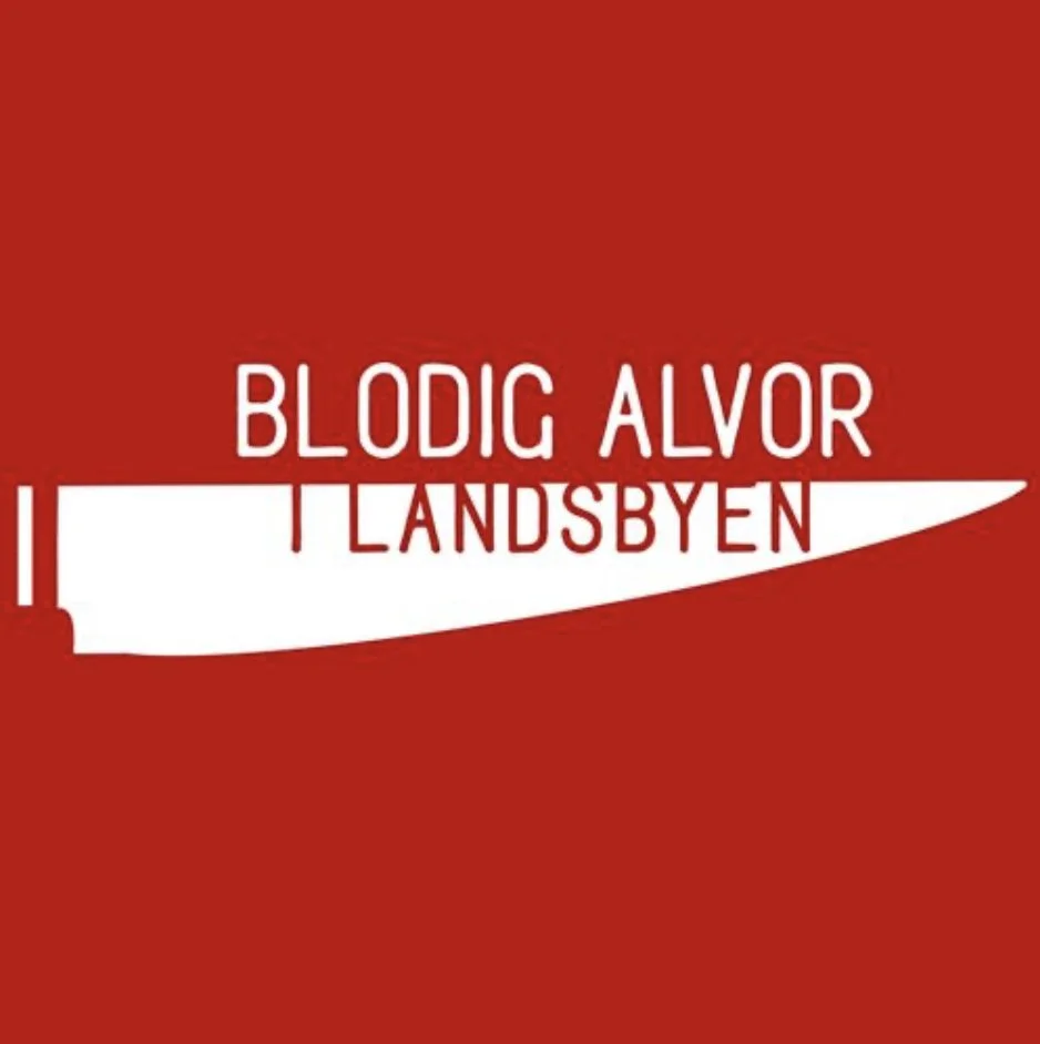 Grafisk logo for «Blodig Alvor i Landsbyen», med rød bakgrunn og hvit illustrasjon av en kniv der teksten er plassert oppå formen.