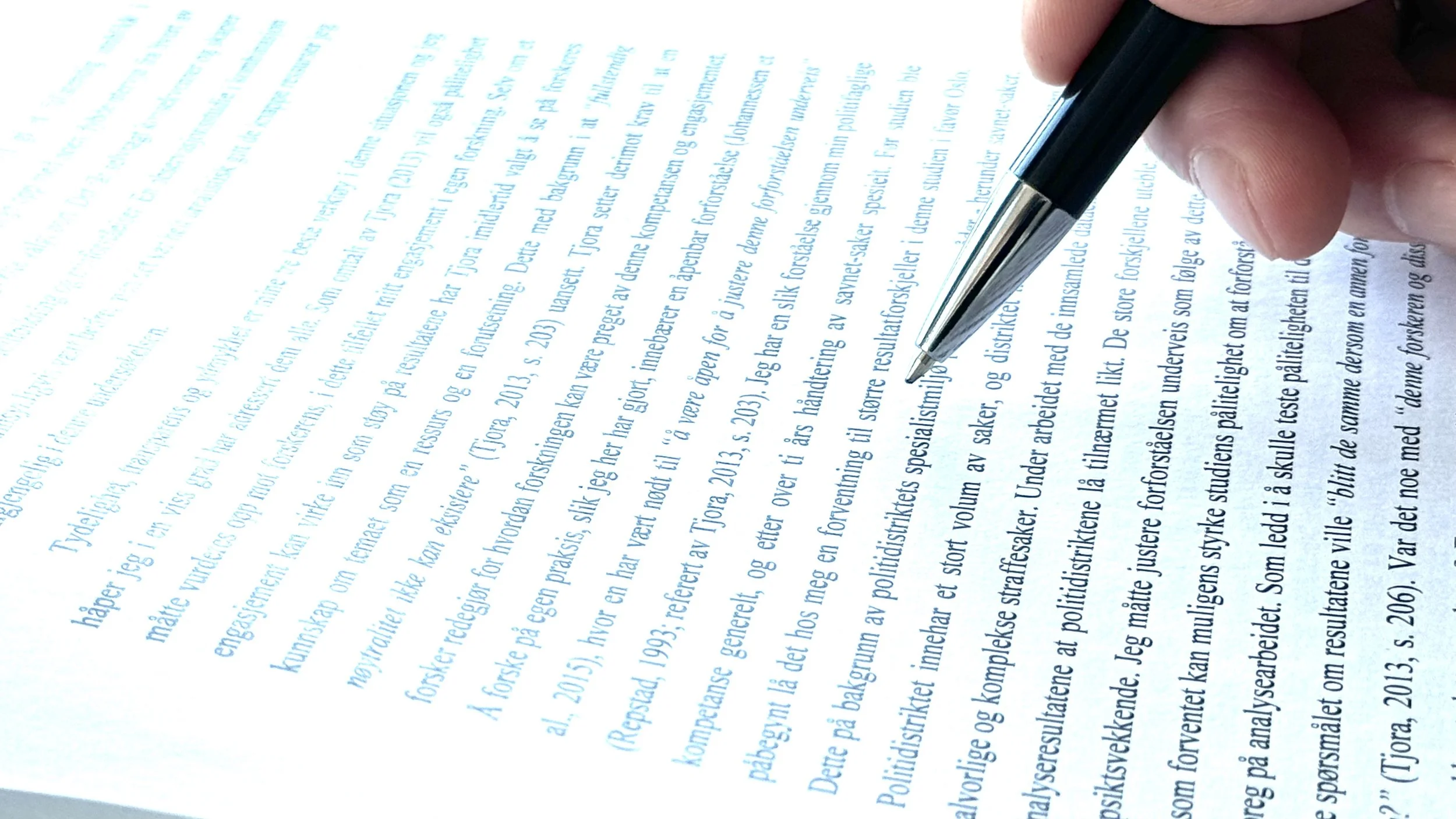 Dokumentgjennomgang av privatetterforsker hos Privatgranskeren AS.