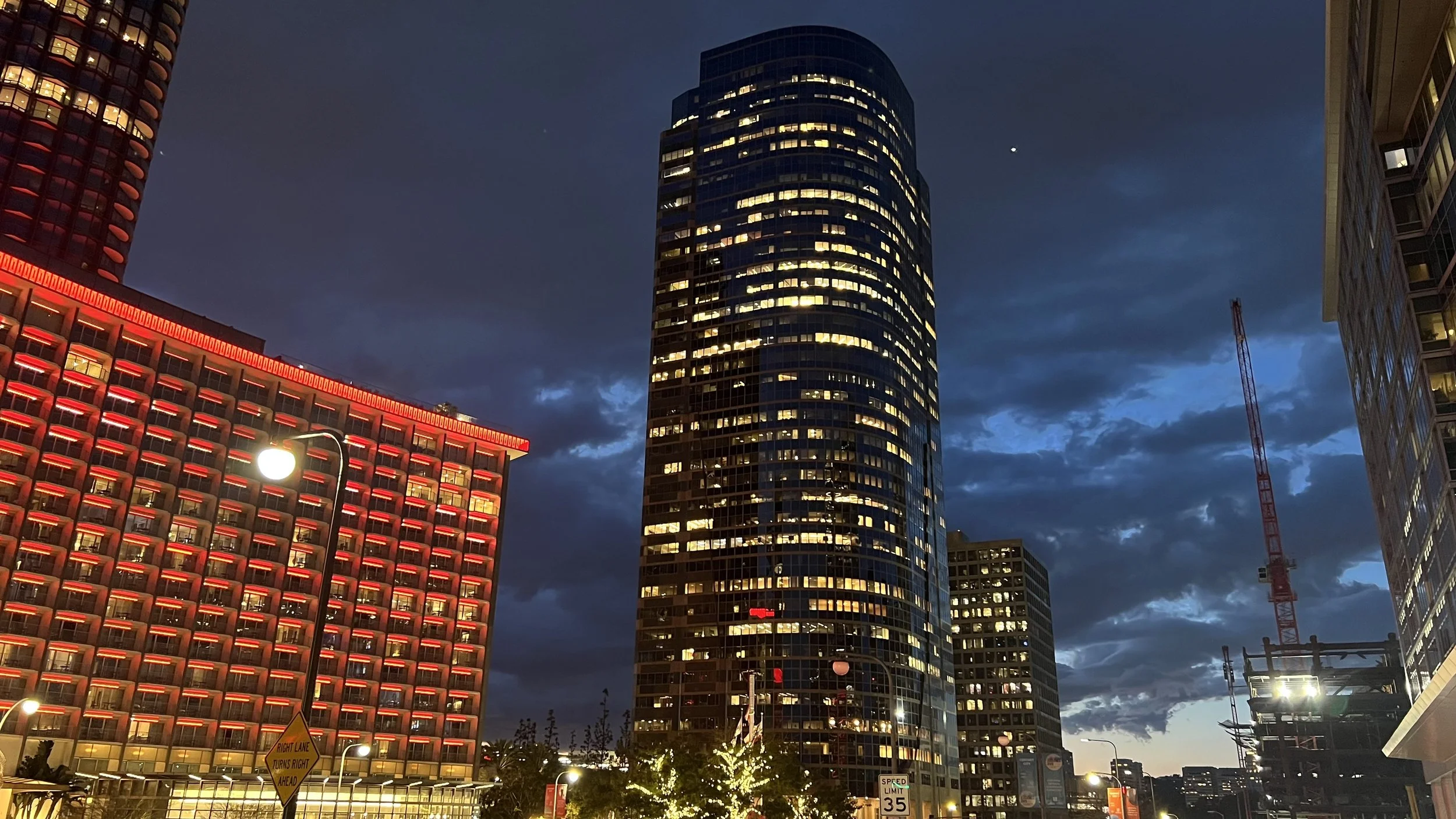 Bymiljø ved kveldsmørke relatert til Privatgranskeren AS og privatetterforskning for bedrifter.