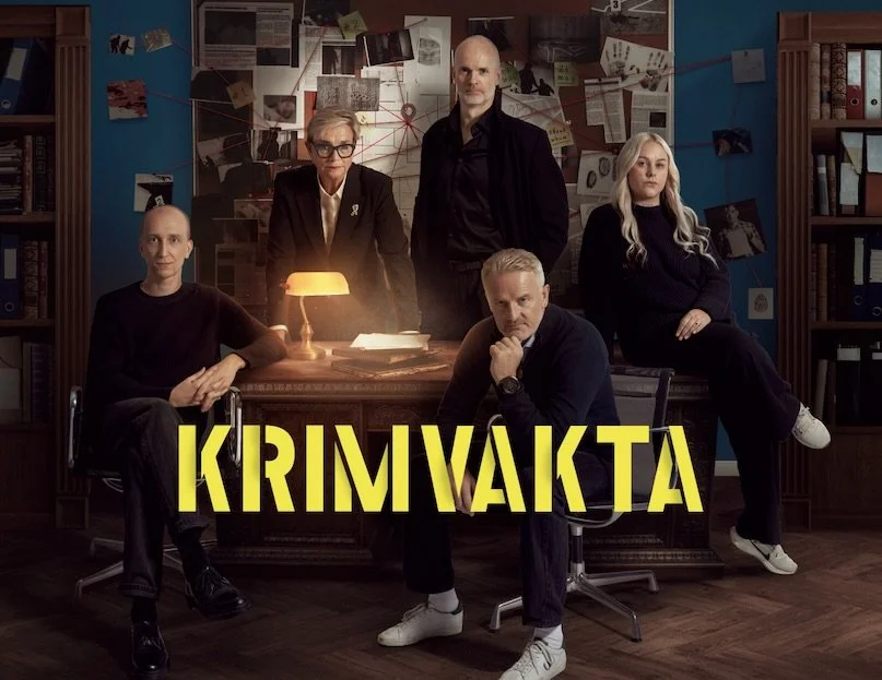 Promoplasat for TV‑programmet Krimvakta med teamet samlet rundt et skrivebord i et etterforskningsrom med kart, dokumenter og røde tråder på veggen.