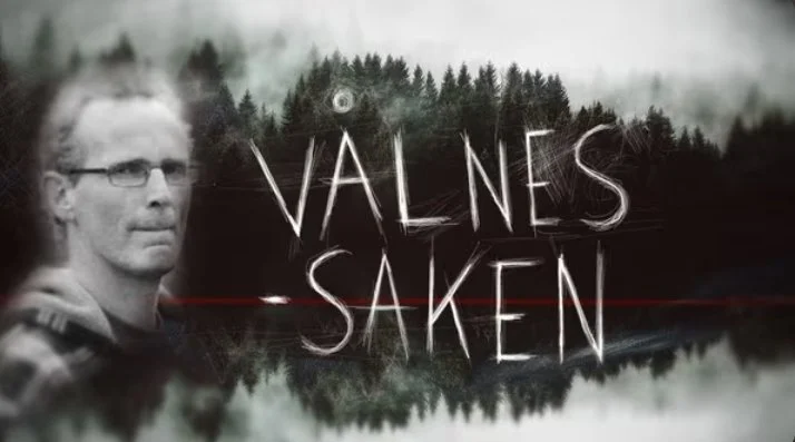 Grafisk tittelbilde for «Vålnes‑saken», med mørk skogsilhuett i bakgrunnen og teksten «VÅLNES‑SAKEN» skrevet i hvit, håndtegnet typografi over en rød horisontal linje.