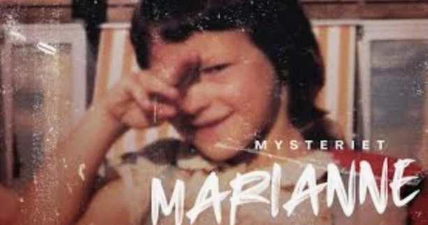 Grafisk forside for dokumentaren om Marianne‑saken, med retro‑farget bilde i bakgrunnen og teksten «Mysteriet Marianne» i store hvite, håndskrevne bokstaver over motivet.