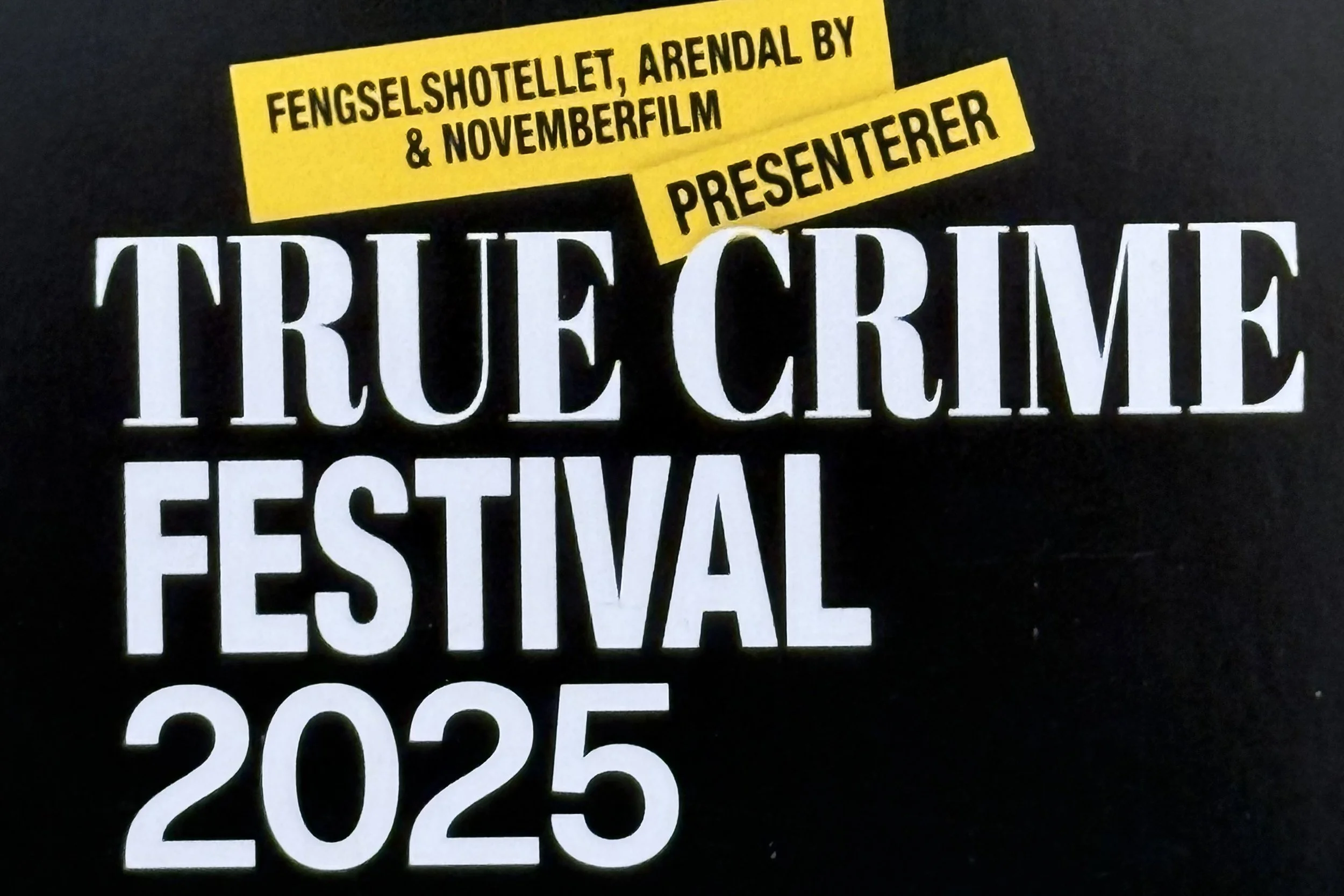 Plakat for True Crime Festival med teksten «Fengselshotellet, Arendal by og Novemberfilm presenterer True Crime Festival» i store hvite bokstaver på svart bakgrunn.