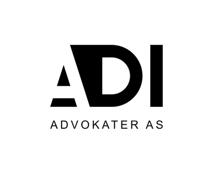 Logo for ADI Advokater AS i svart typografi, med en stilisert bokstav A integrert i designet og teksten «ADVOKATER AS» plassert under.