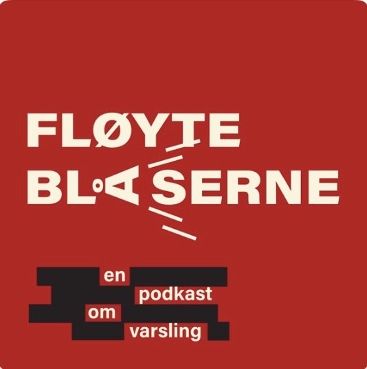 Forsidegrafikk for podkasten «Fløyteblåserne», med rød bakgrunn og typografisk design som fremhever tittelen.