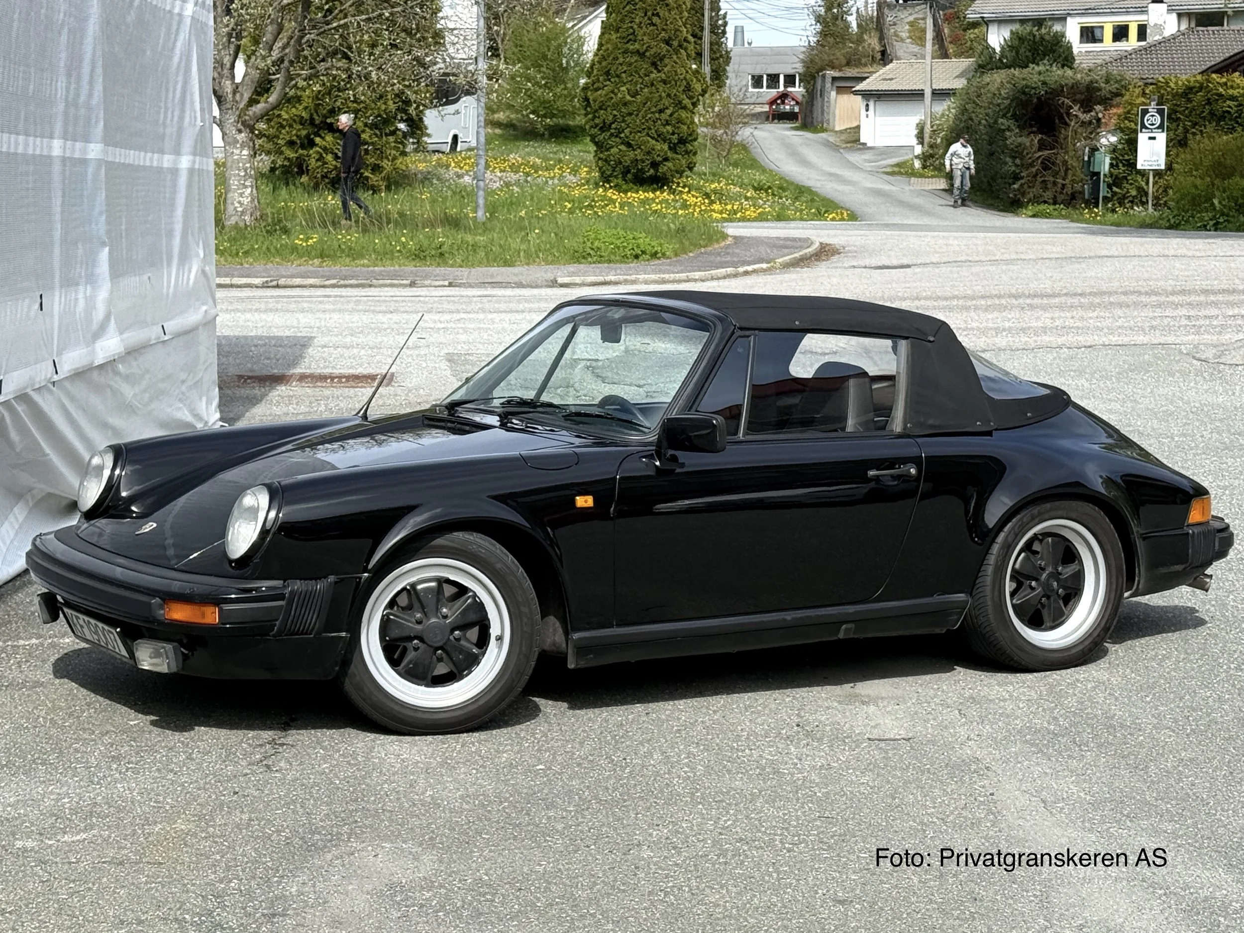 Sort klassisk Porsche 911 cabriolet parkert utendørs på en rolig boligvei. Brukes som firmabil for Privatgranskeren AS.