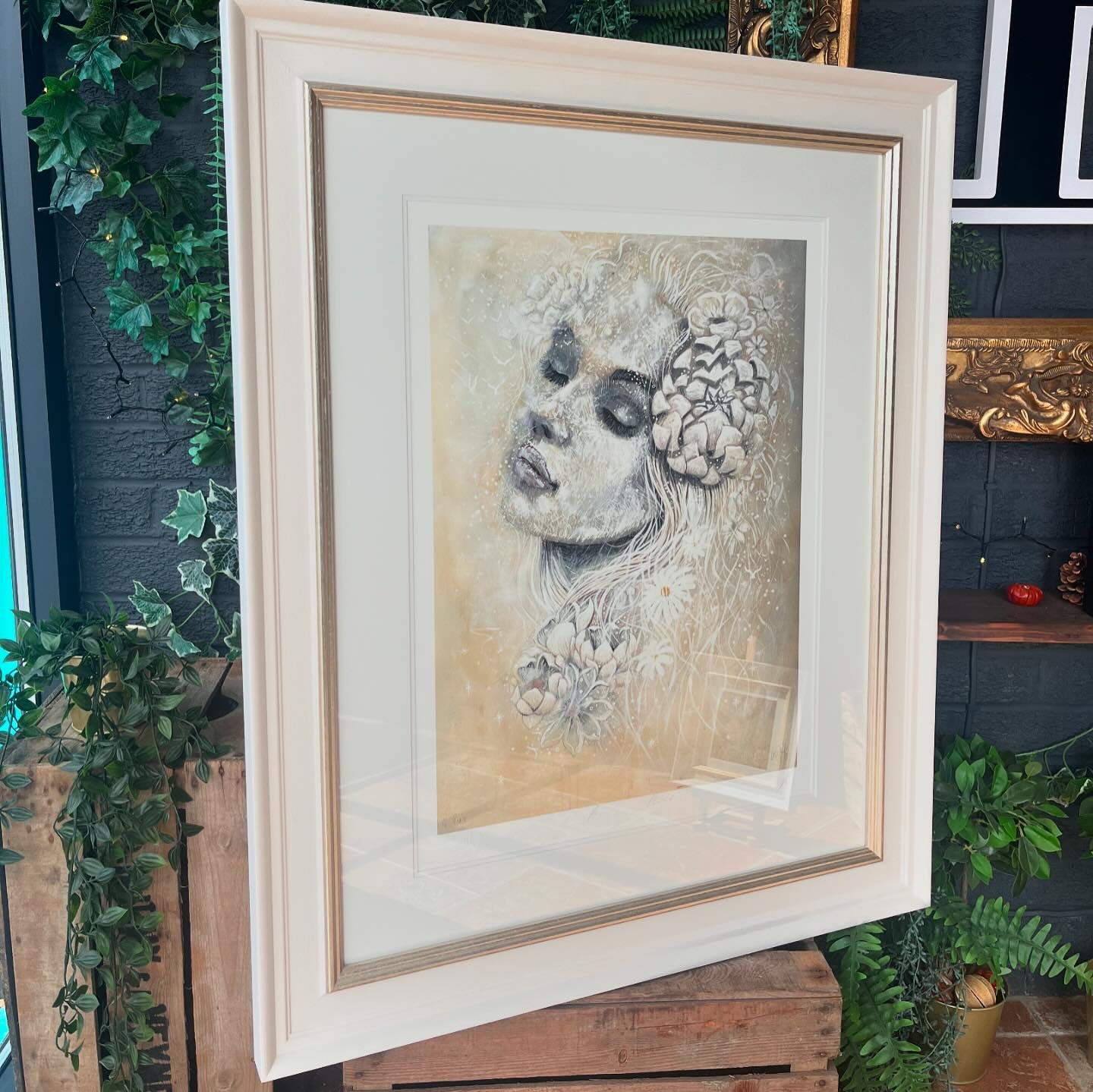 We loveeeddddd how this turned out 🤍🪽 
A beautiful frame for a beautiful print, photos don&rsquo;t do the size of this justice! The tones work beautifully together! Frames are only supposed to enhance a piece of art, not detract from it🤍🥰

&ldquo