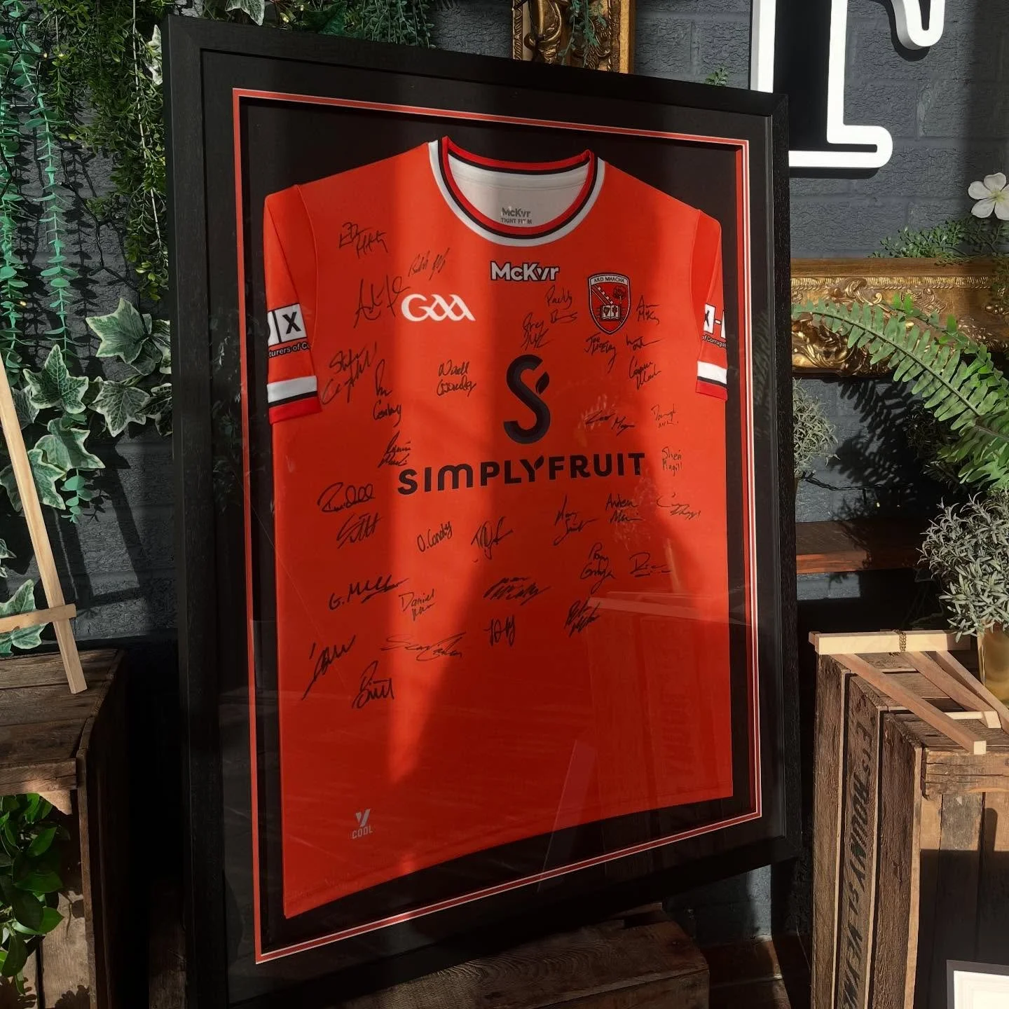 Another jersey out the door, this one was a surprise present🧡🎊

Framed and mounted in all black with a slim terracotta edge to highlight the team colours🧡 I just love a vibrant top against a darker background- it really makes the colours pop 😍