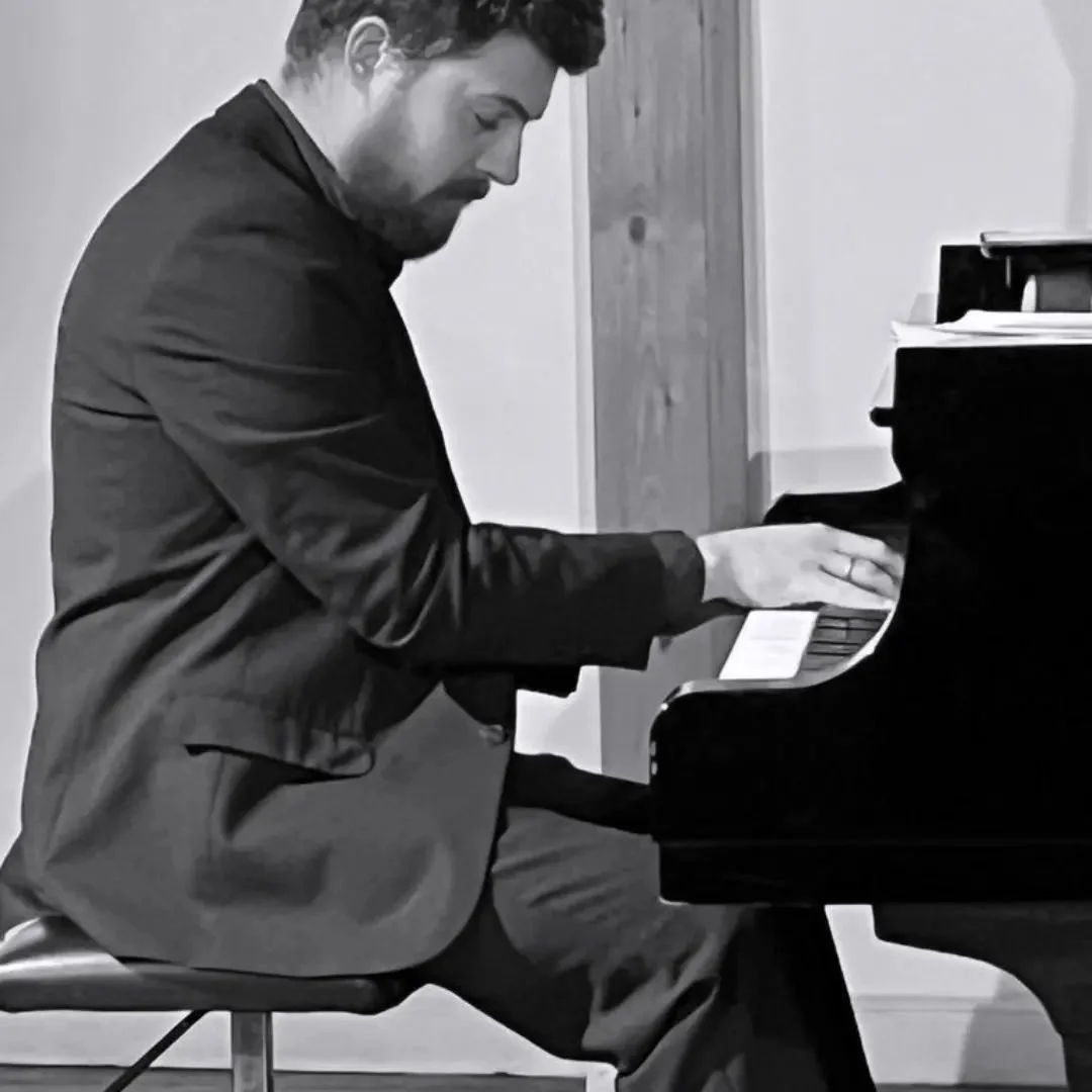 Hey Leute, am 28.2.24 kommt ein neues Album von mir Online! Ein guter Freund Namens Andreas Schulz hat mich inspiriert und motiviert mich an Neoklassik zu trauen!. Stay tuned 🎹