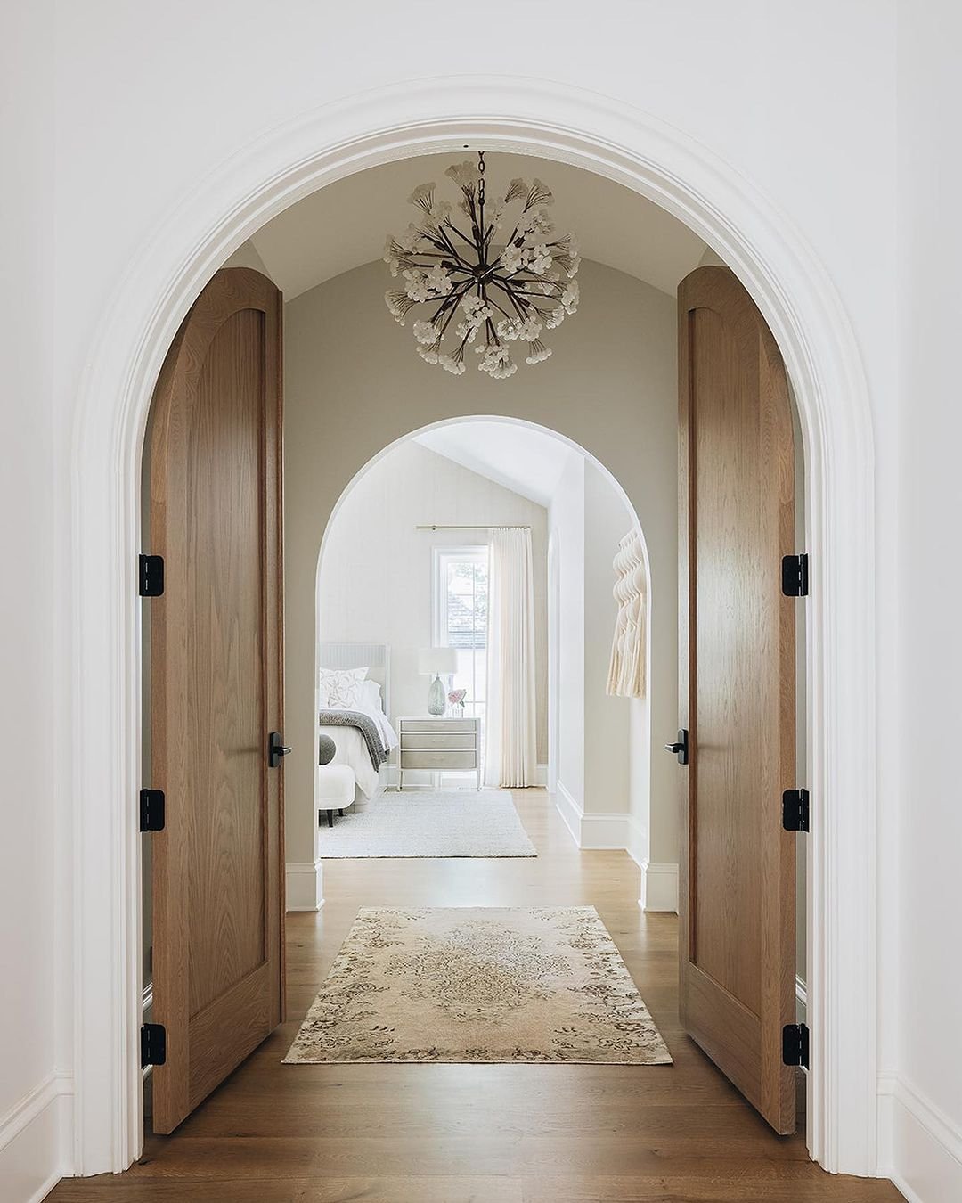 Making an entrance doesn&rsquo;t only happen at your front door. Sometimes it can happen at your primary suite as well. ⁣
⁣
Designer Permission/Credit: @amystormandco⁣
Photographer: @stofferphotographyinteriors ⁣
⁣
⁣
⁣
⁣
⁣
⁣
⁣
⁣
⁣
#CompassRealEstate 