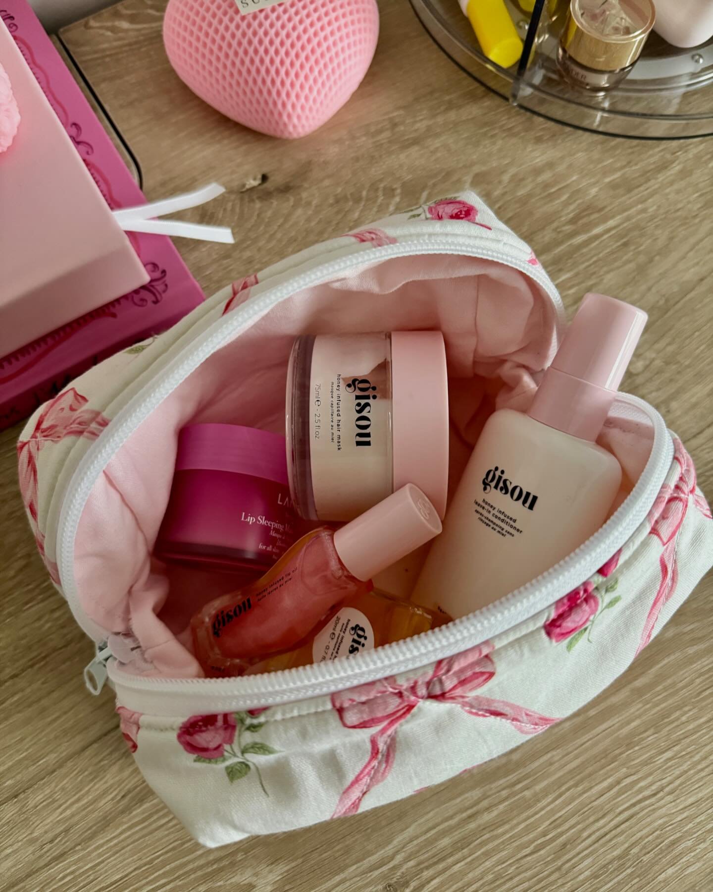 What&rsquo;s in my beauty bag🎀🧸💓🩰

#beautybags #makeupbags #cosmeticbags #handcrafted #handcraftedbags #handmade #handmadegifts #smallbusinessgrowth #handmadebeauty #makeuppouch #beautyonthego #beautyineverybag #makeuporganizer #customecosmeticba