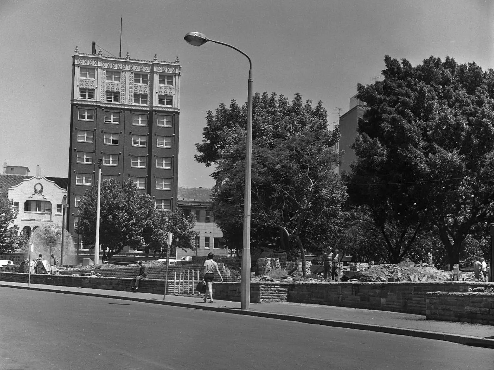 Fitzroy Garden redevelopment with Franconia in the background, 1970 (Credit: City of Sydney Archives)