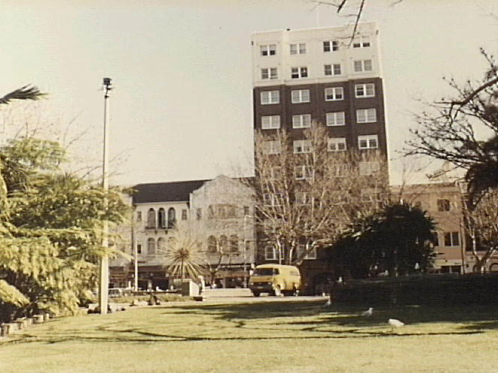Fitzroy Gardens with Franconia in the background, Potts Point, 1980s (Credit: City of Sydney Archives)