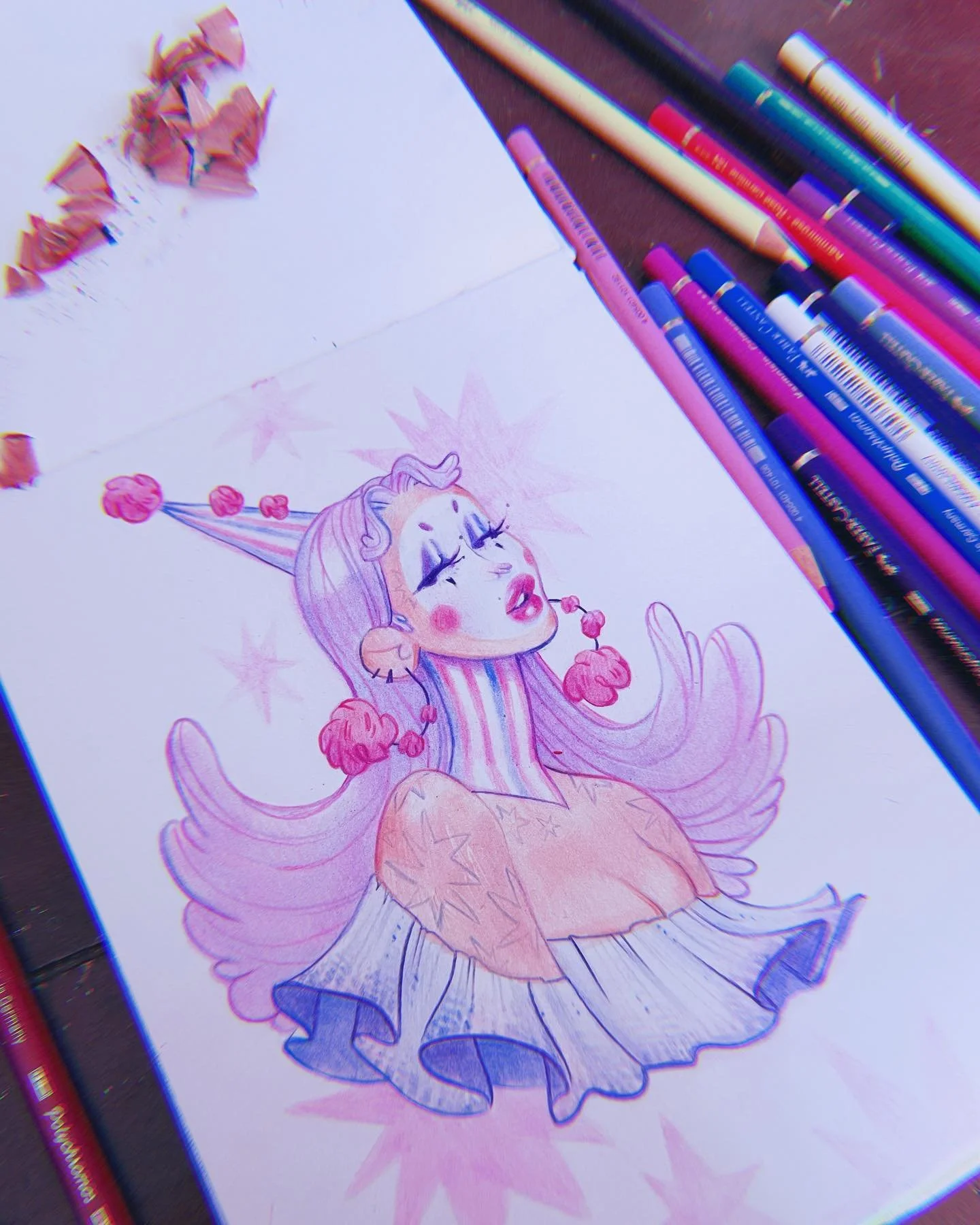 My #brynnsdtiys ✨🤡💓☂️ Is finally finished!! Started this when they had 2k 👀 but now,,, CONGRATS ON 7k @_.brynn.arts._ !!! This was a super fun character to draw 😊😊
Products used: 
@fabercastellglobal polychromos coloured pencils 💓
&
@claire