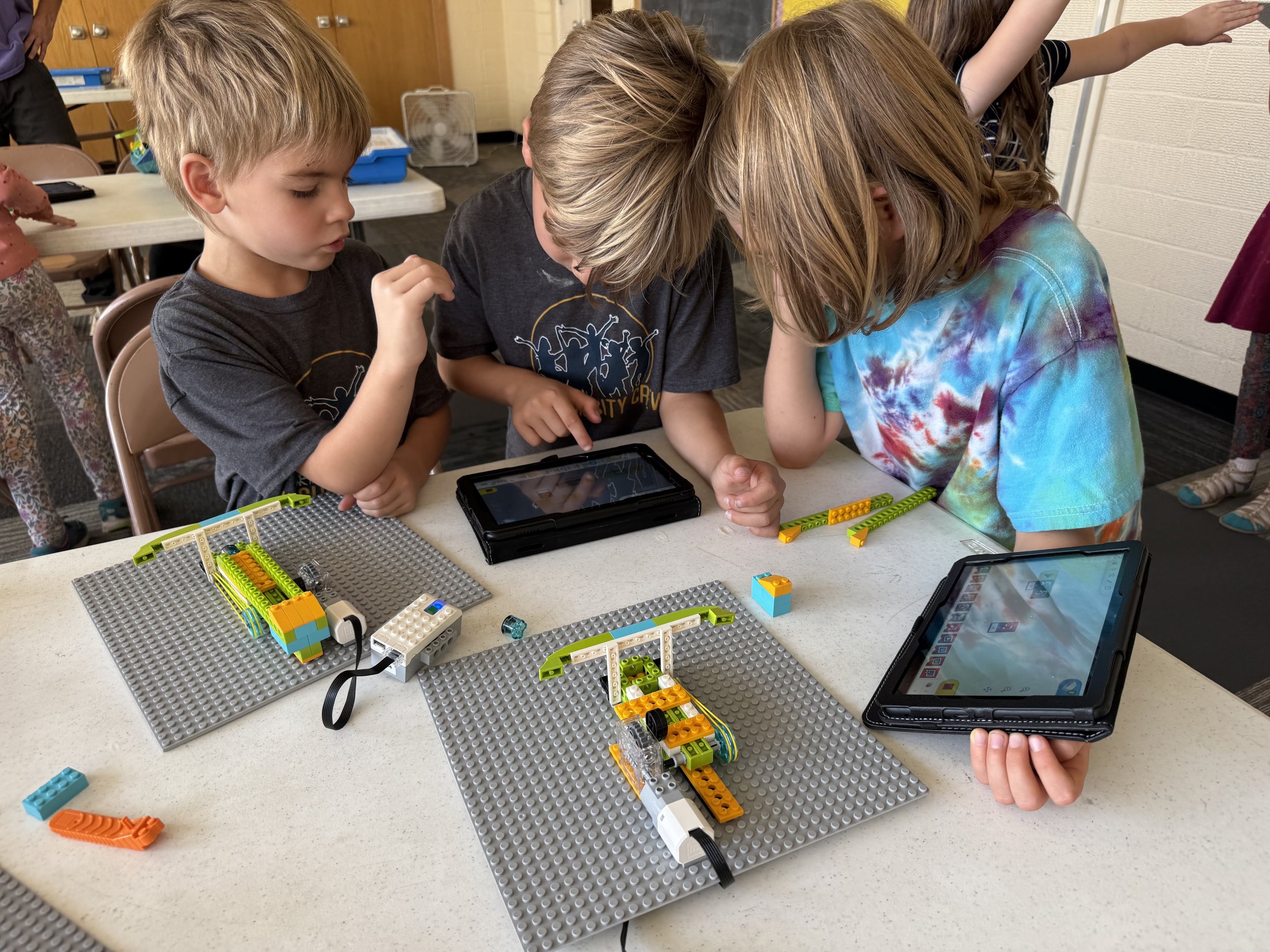 Mapmakers working with Snapology