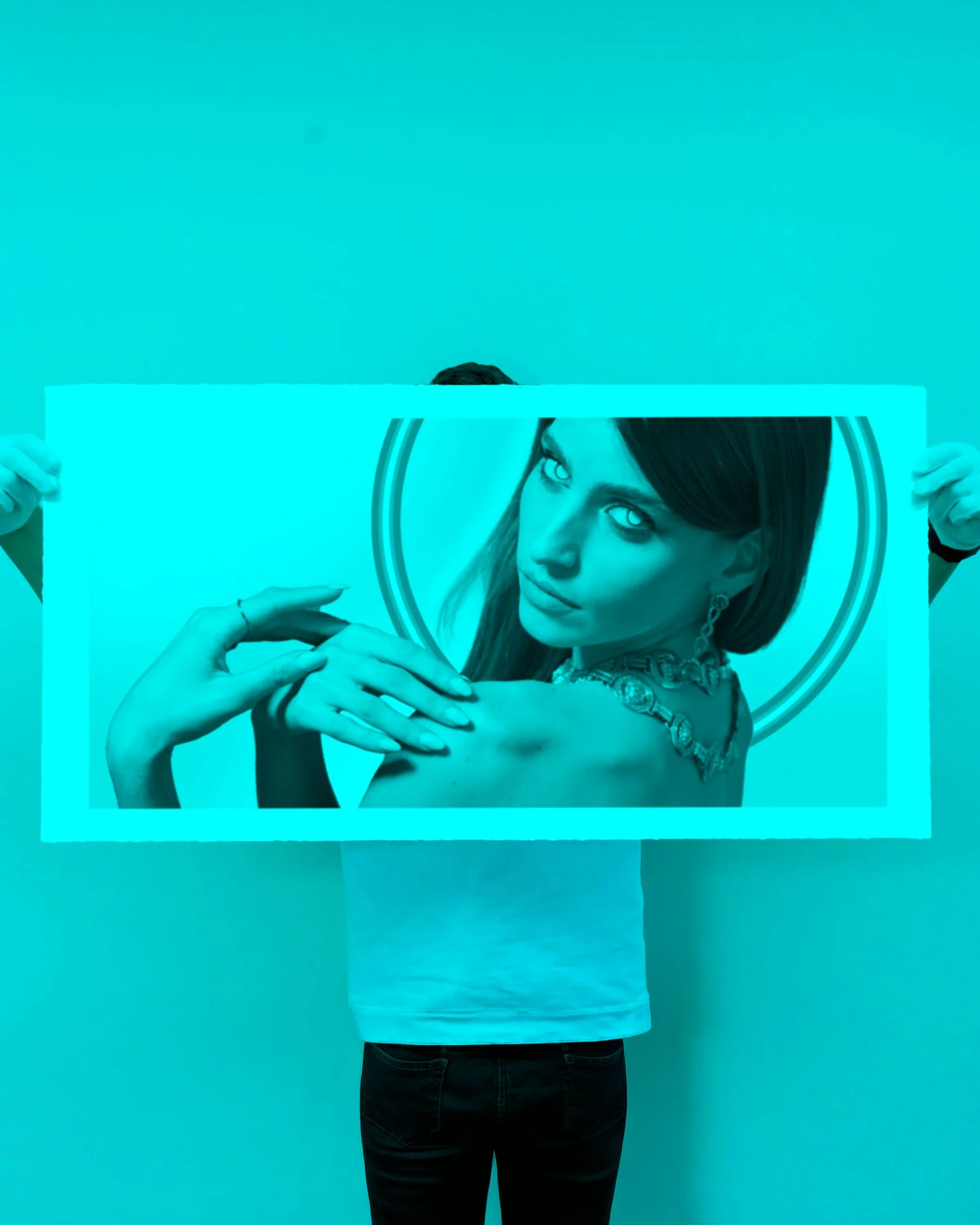 holding xl clear cyan.jpg