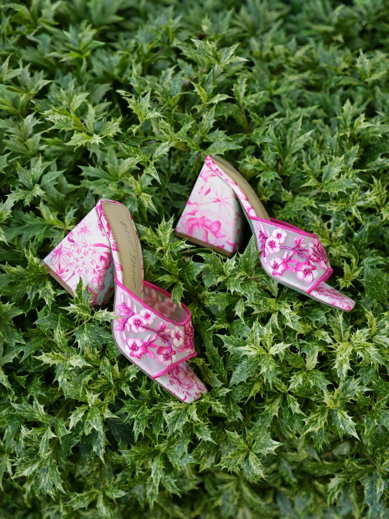 Glinda &amp; Elphaba think they&rsquo;re slick 🩷💚

Taken while second shooting for the amazing @valentincollective 

➡️swipe to take a look into my editing process