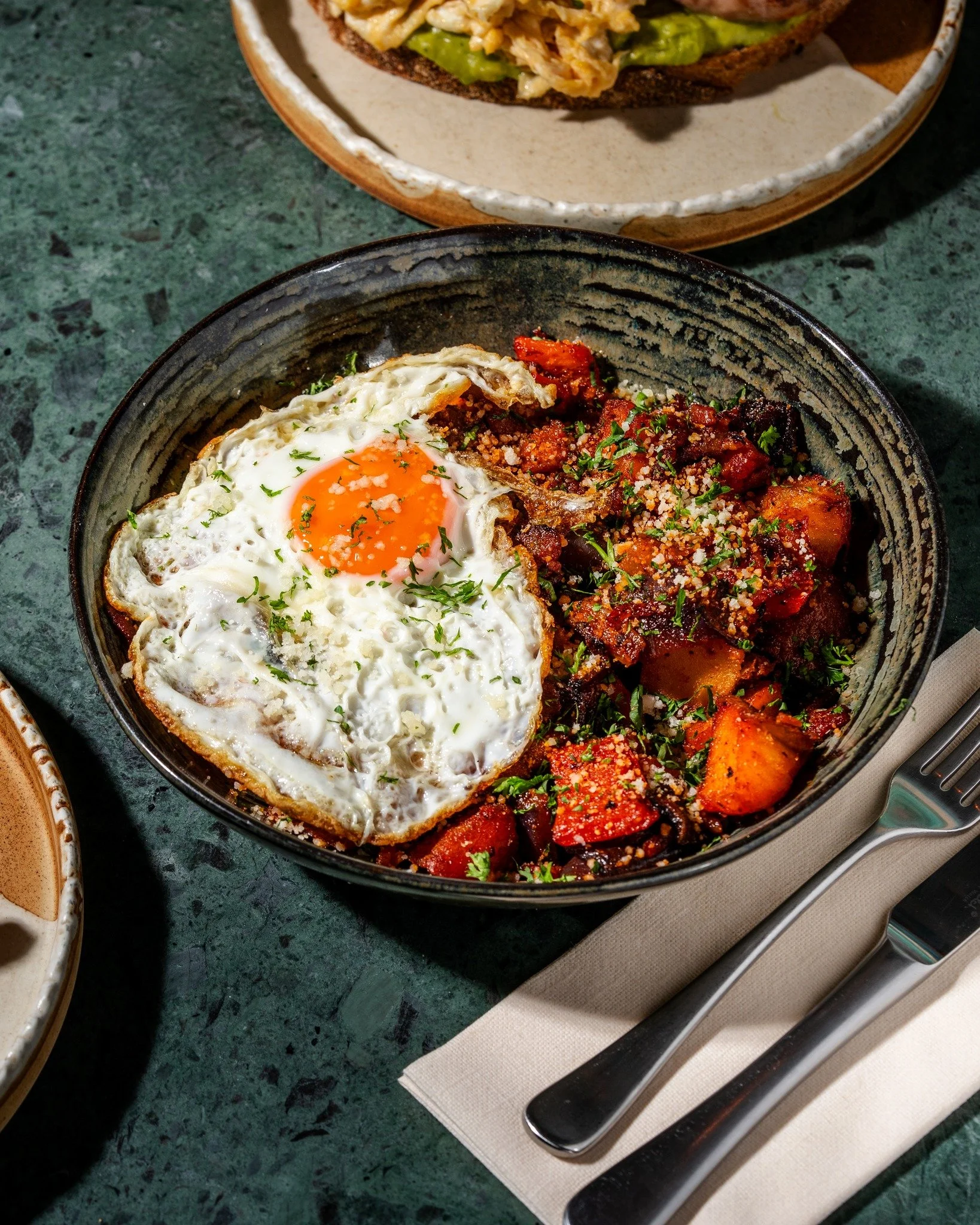 Have you tried our Breakfast Hash Bowl yet? If, you haven't this is your sign! 

It's one of the teams favourite. We are back servin' up all your breakfast favourites from 10am tomorrow! 

Potatoes + Smoked Streaky Bacon + Fried Egg + Onion + Pepper 