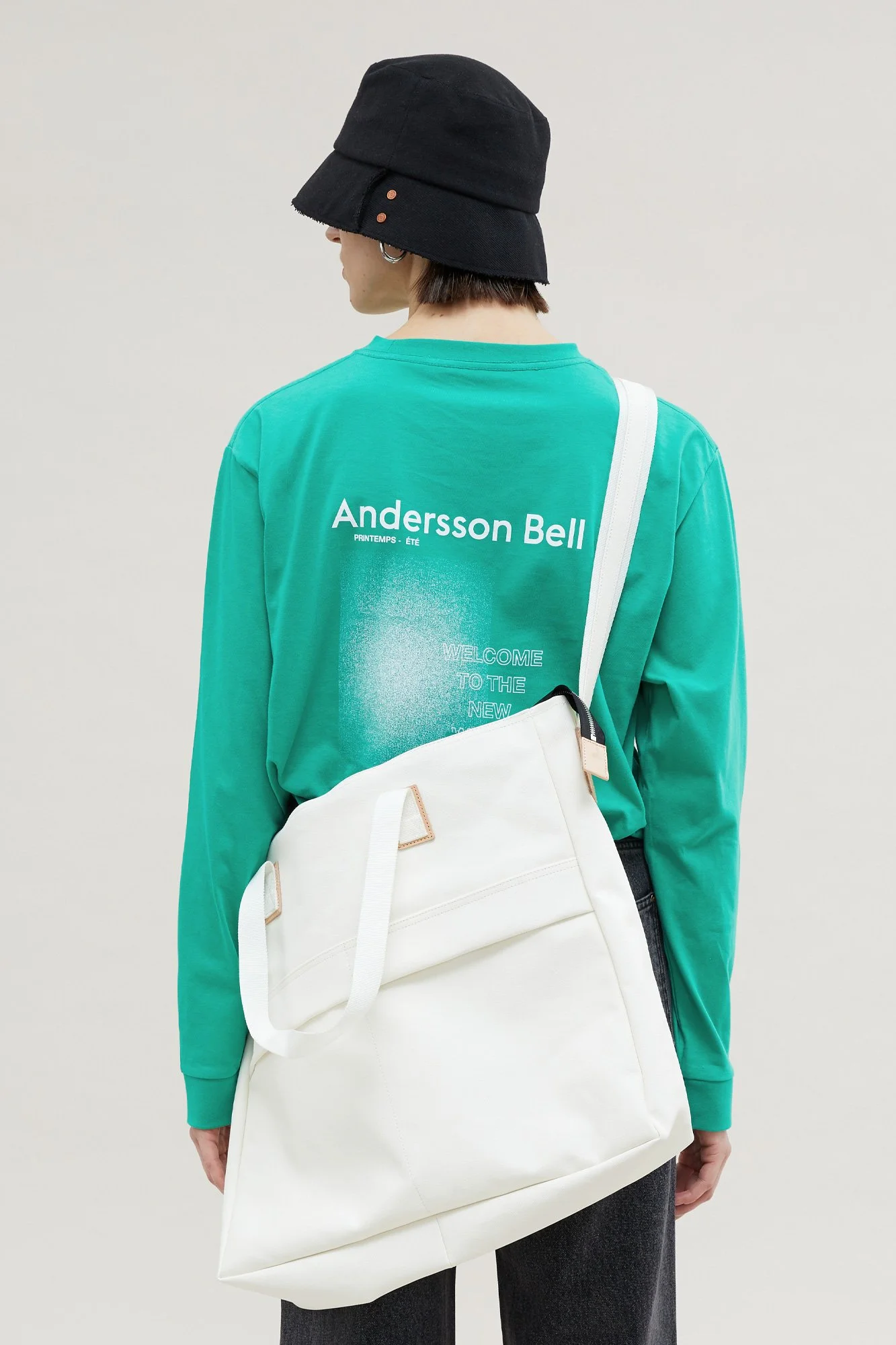 UNISEX COATED COTTON MASSENGER BAG 모델컷1.jpg