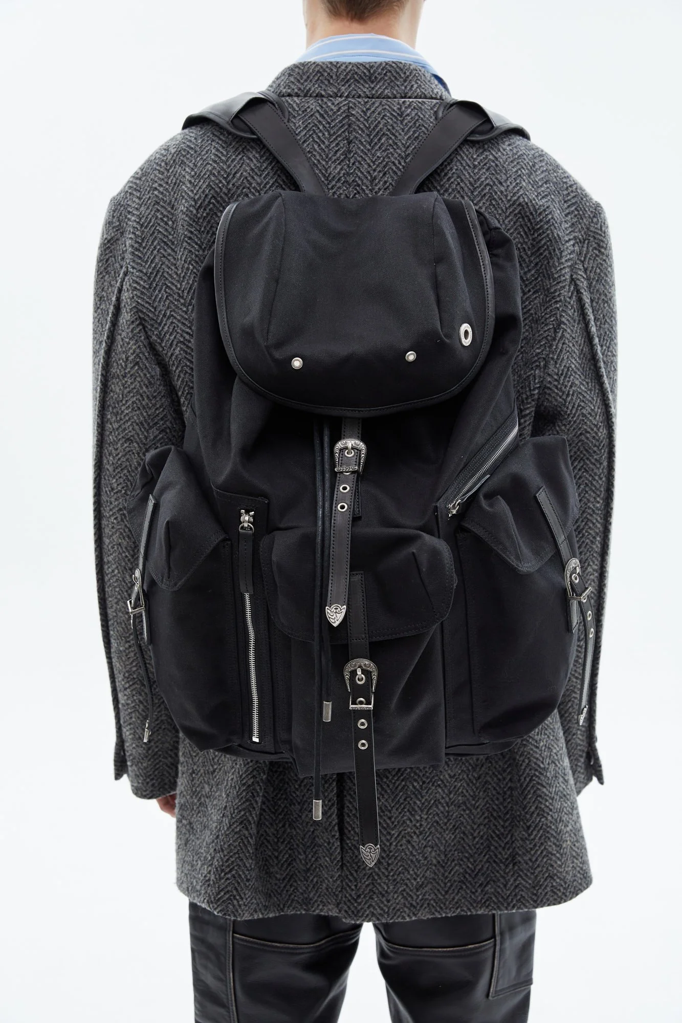 UNISEX PORT HARCOURT WESTERN MILYTARY BACKPACK aaa265u 모델컷.jpg