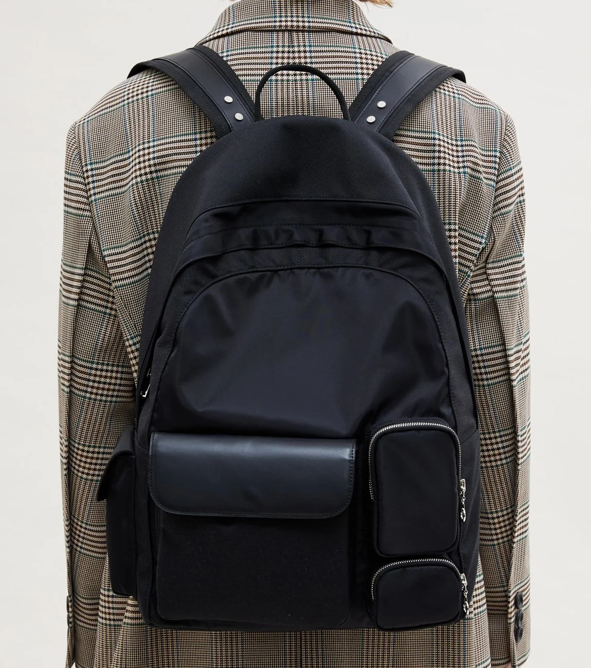 UNISEX LEICESTER BACKPACK 모델컷.jpg