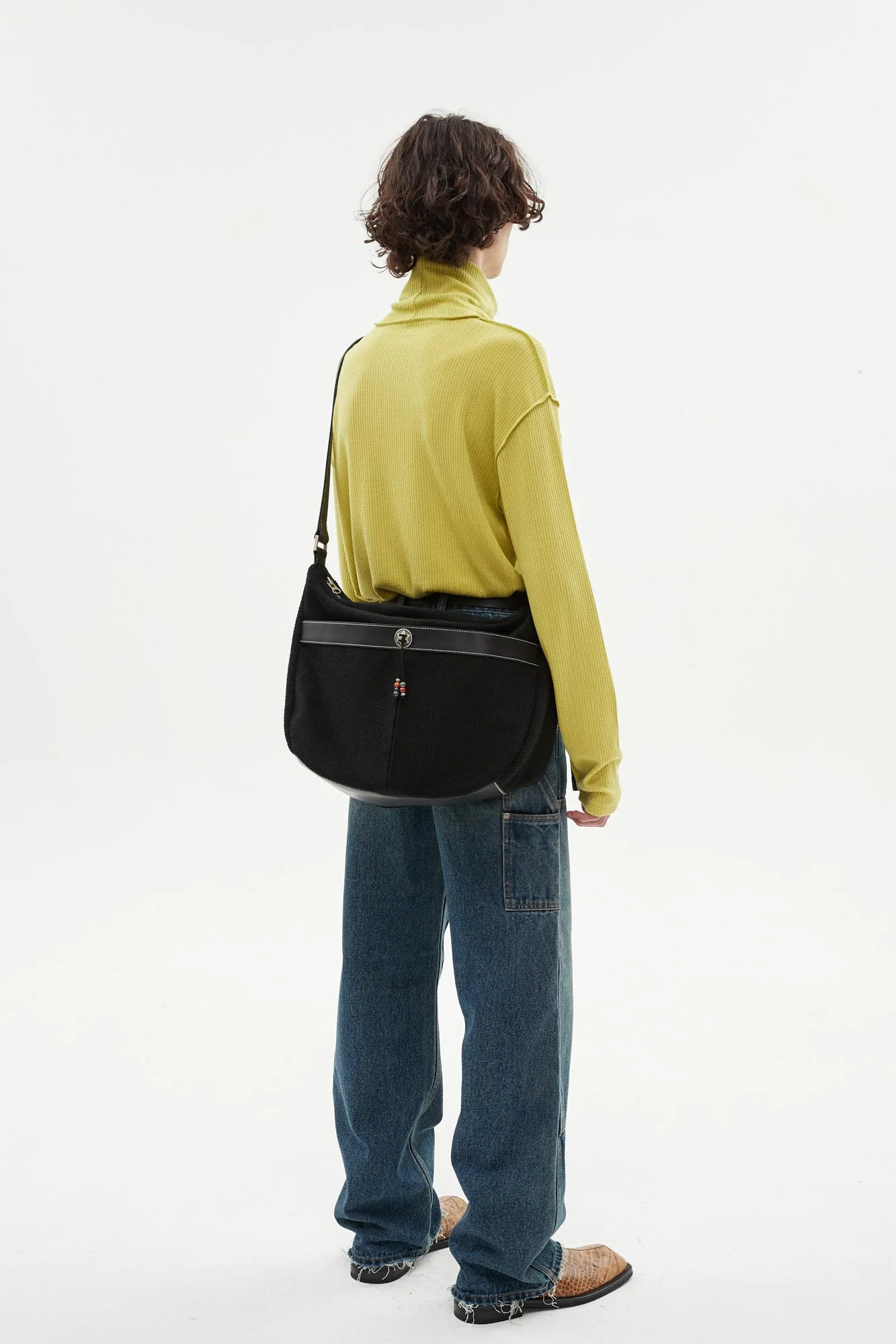 UNISEX ETHNIC MESSENGER BAG  aaa276u 모델컷1.jpg