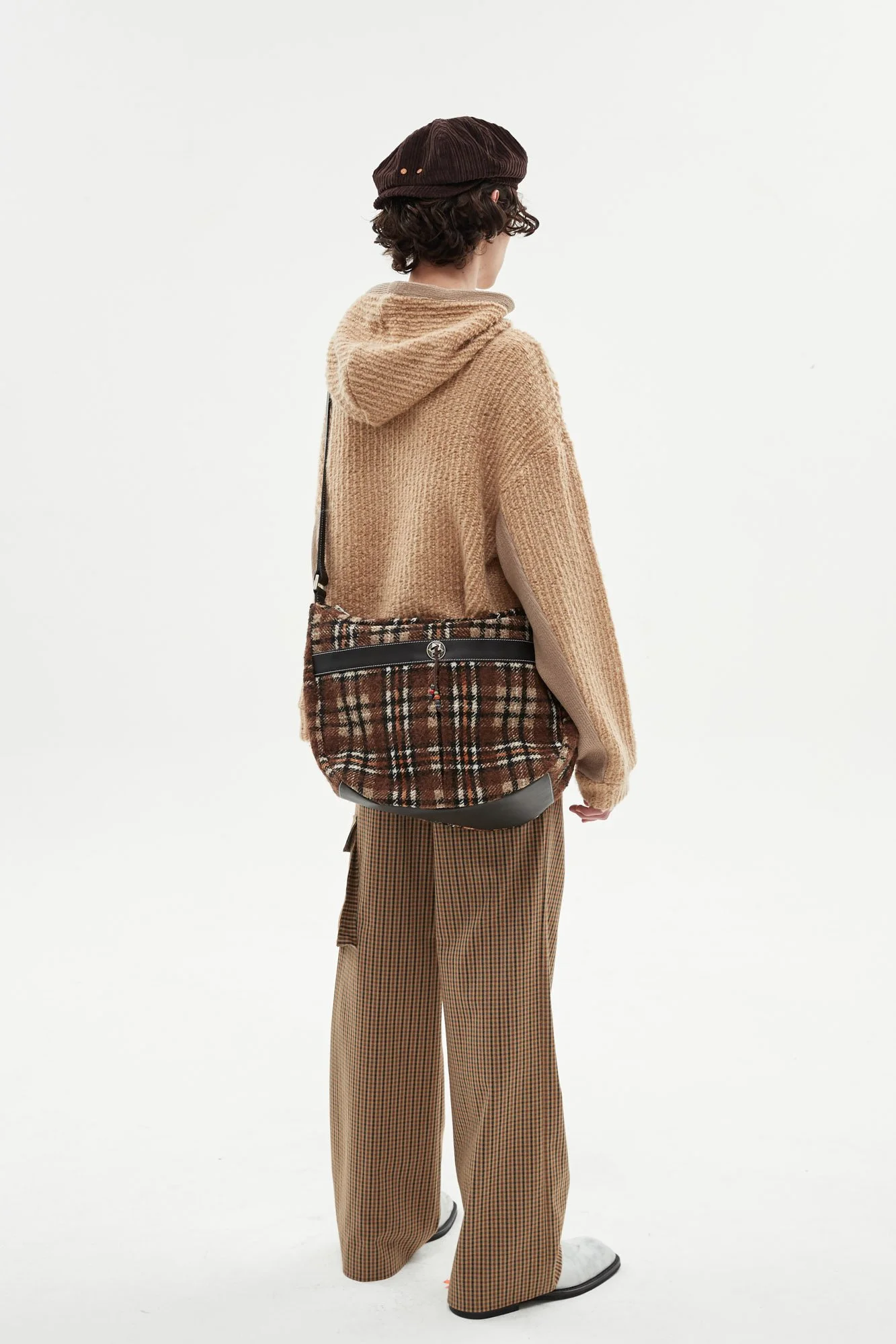 UNISEX ETHNIC MESSENGER BAG  aaa276u 모델컷2.jpg