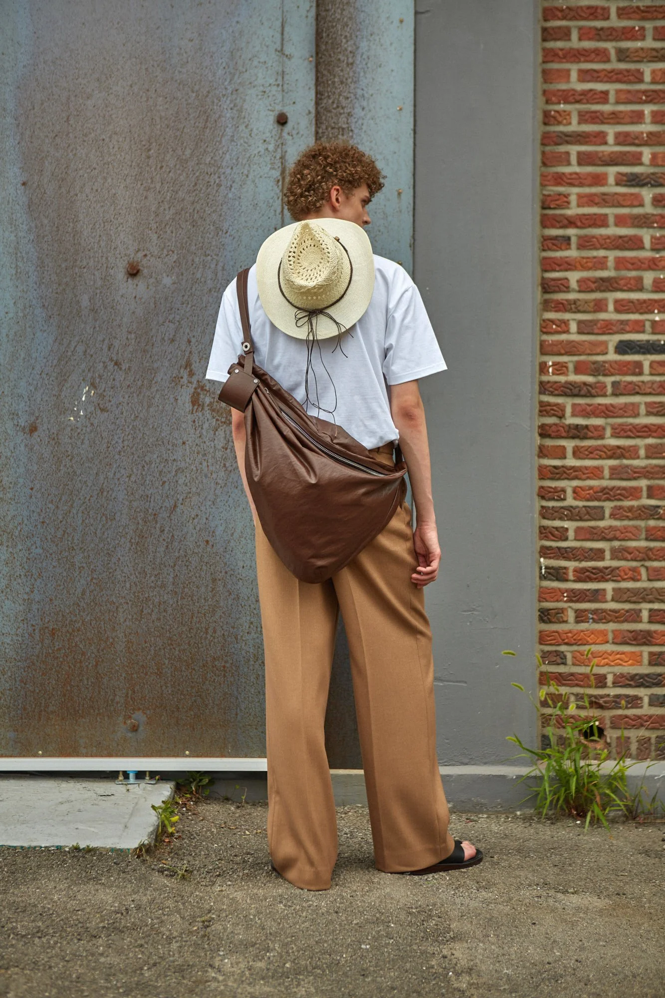 UNISEX CONCH CROSSBODY BAG aaa264u 모델컷1.jpg