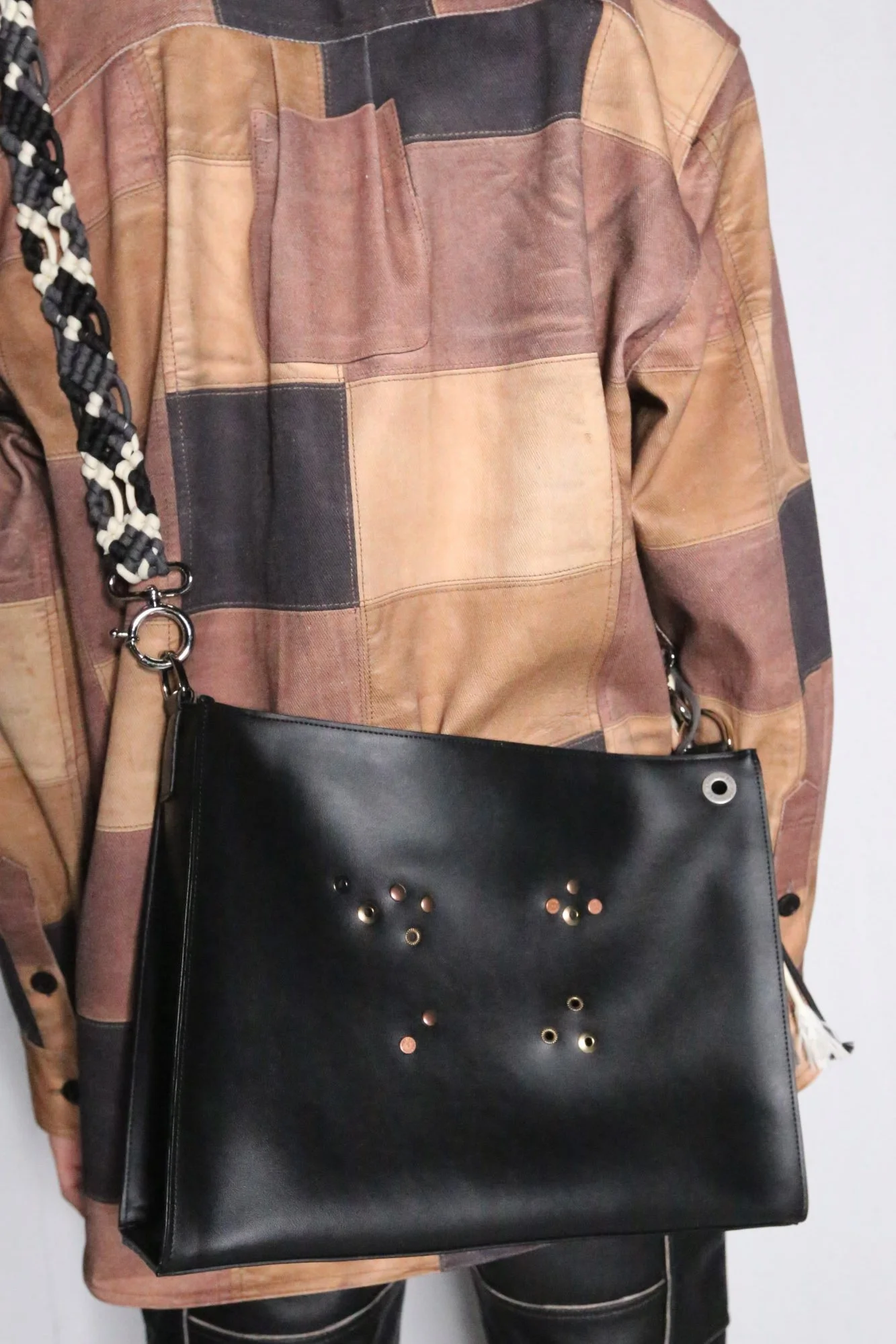 KOONDAL EYELET PATCH ROPE BAG aaa282m 모델컷1.jpg