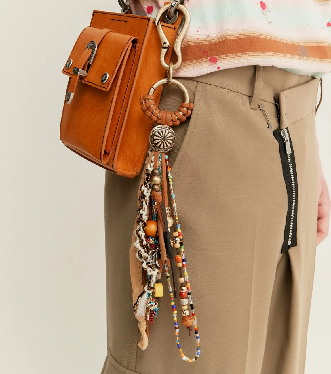 EOLITHIC LEATHER RING KEY CHAIN aaa252m 모델컷2.jpg