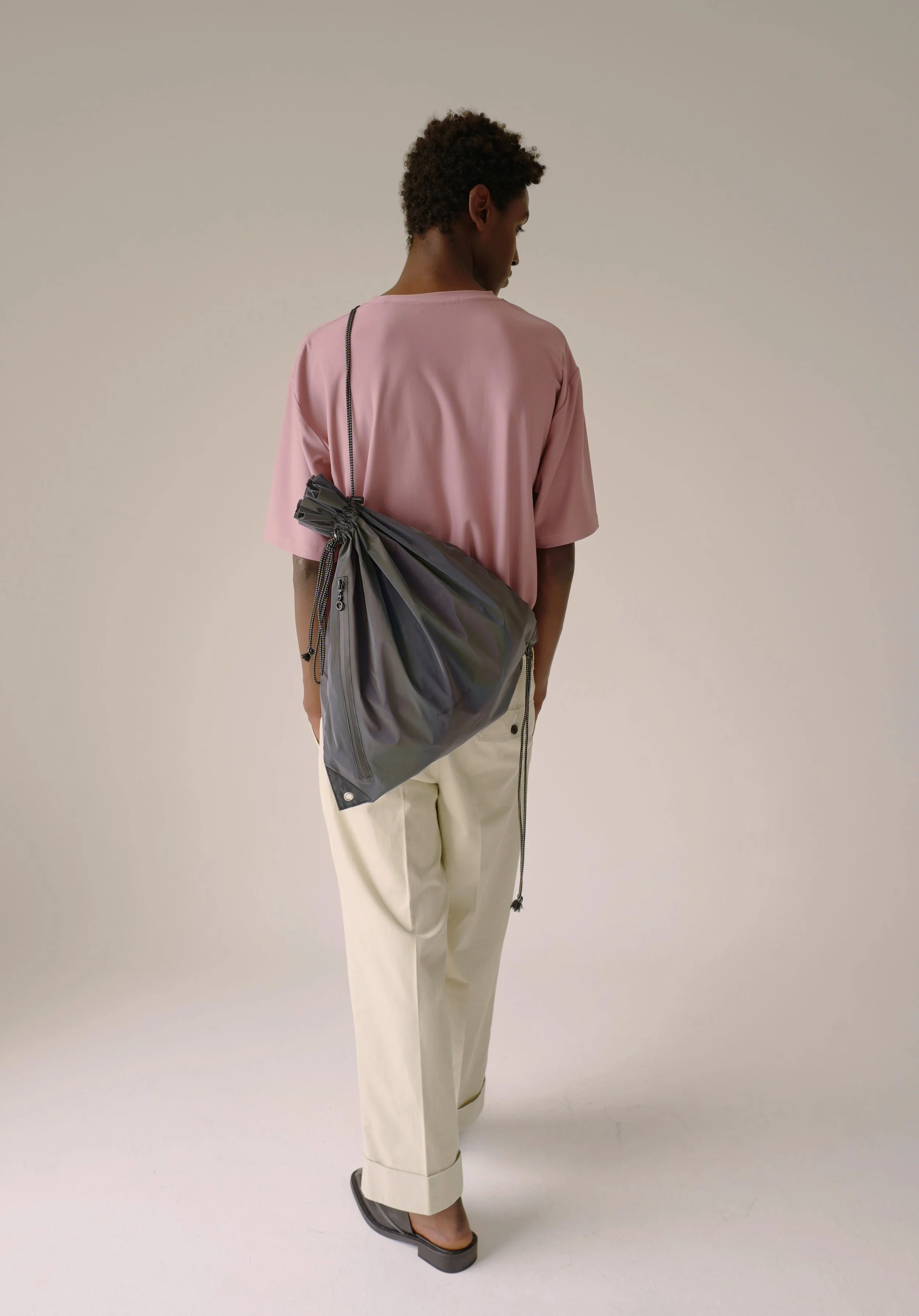 REFLECTIVE CROSSBODY BAG aaa215u 모델컷1.jpg