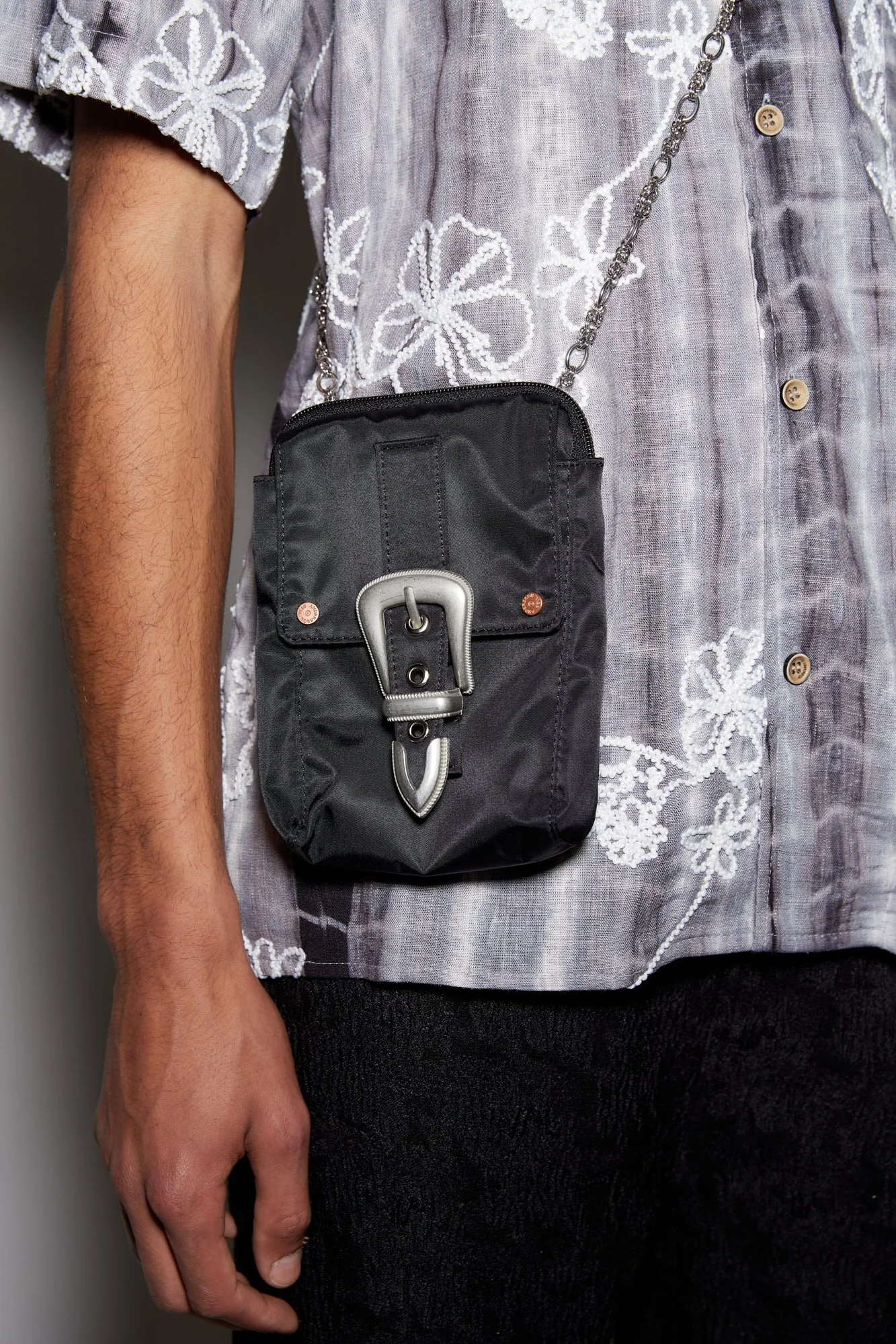UNISEX WESTERN CHAIN CROSS BAG 모델컷.jpg