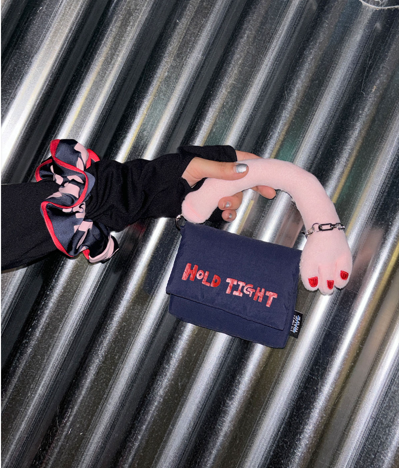 누즈 HOLD TIGHT 미니백 모델컷.PNG