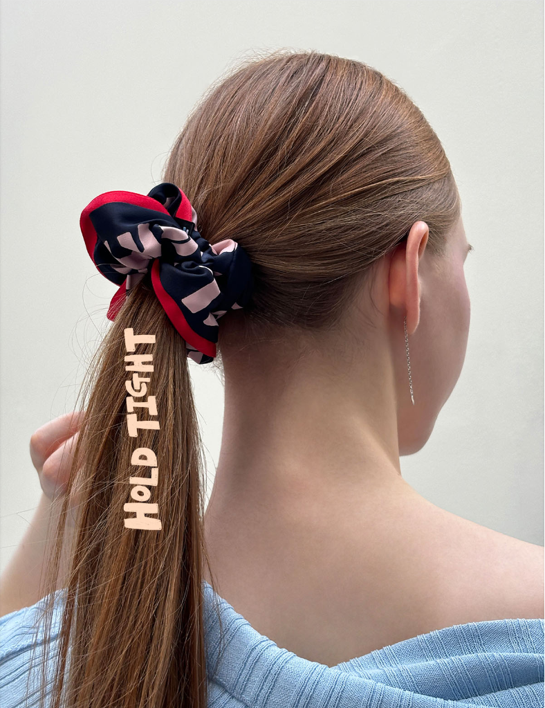 누즈 HOLD TIGHT 스크런치 모델컷.PNG