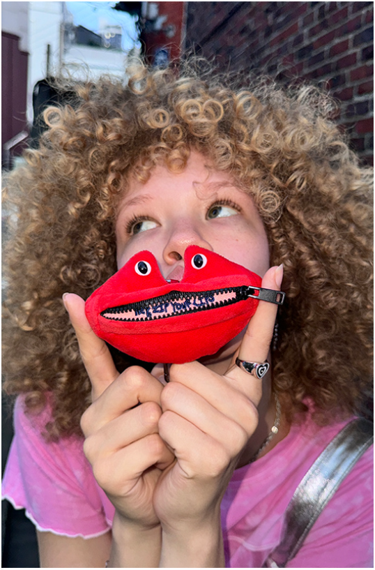 누즈 ZIP YOUR LIPS 키링 모델컷.PNG