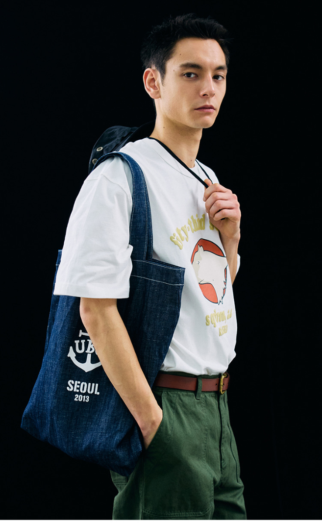 UBC seoul tote bag indigo washed 모델컷.PNG