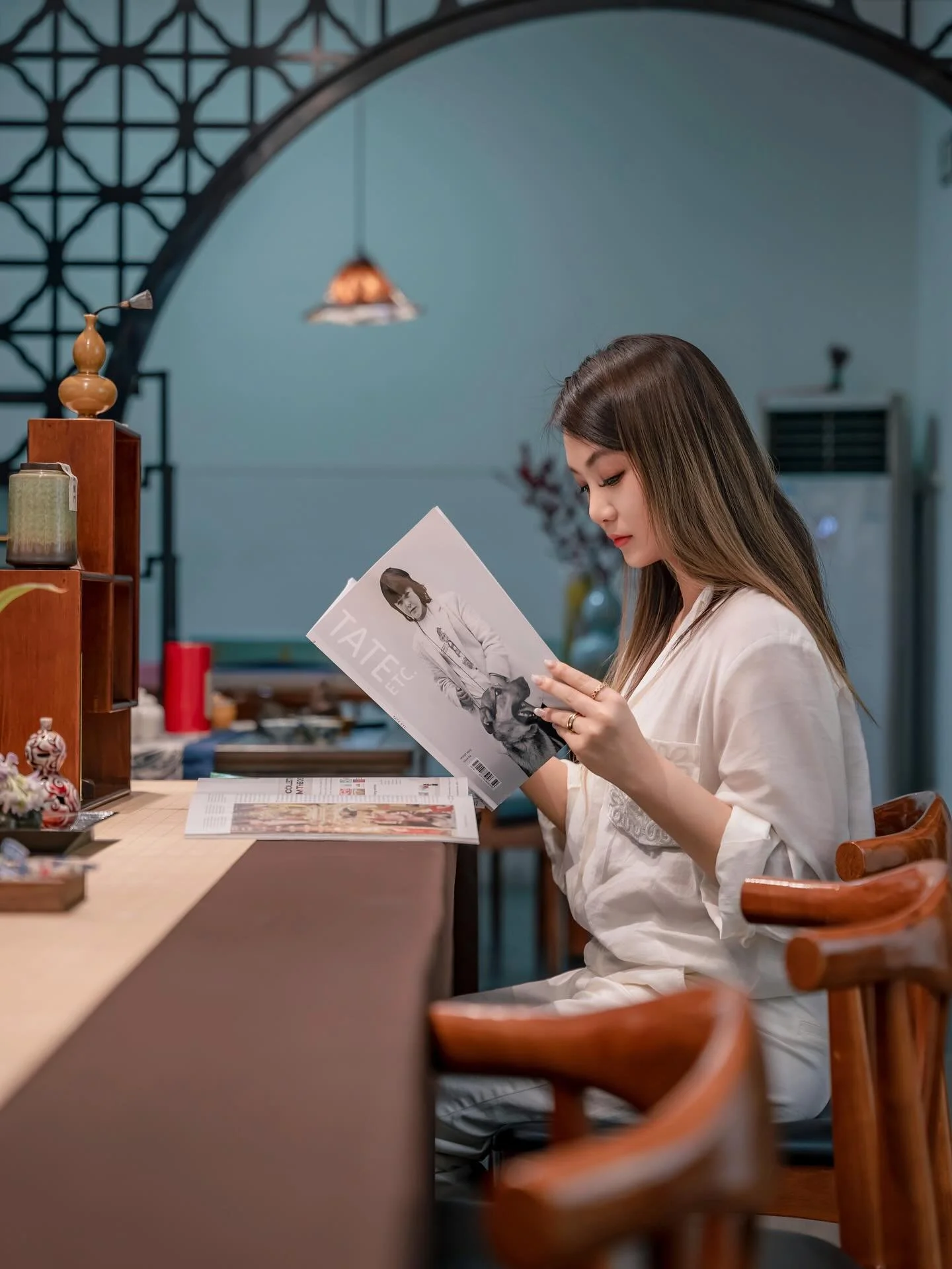 參與 London Art Collective在 Saatchi Gallery舉辦的《From the One to the Many》展覽，並獲得
Tate雜誌報導，是一段令人難忘的藝術對話之旅。這個作為2024年倫敦設計節重要單元的展覽，由策展人Nelson Qin和Joe Richards精心策劃，靈感源自「Exquisite Corpse」的集體創作方法，探索藝術創作中個體與群體的辯證關係。 

我的參展作品《Bitches Stay Away！小人退散！》源自對人際關係中背叛與信任